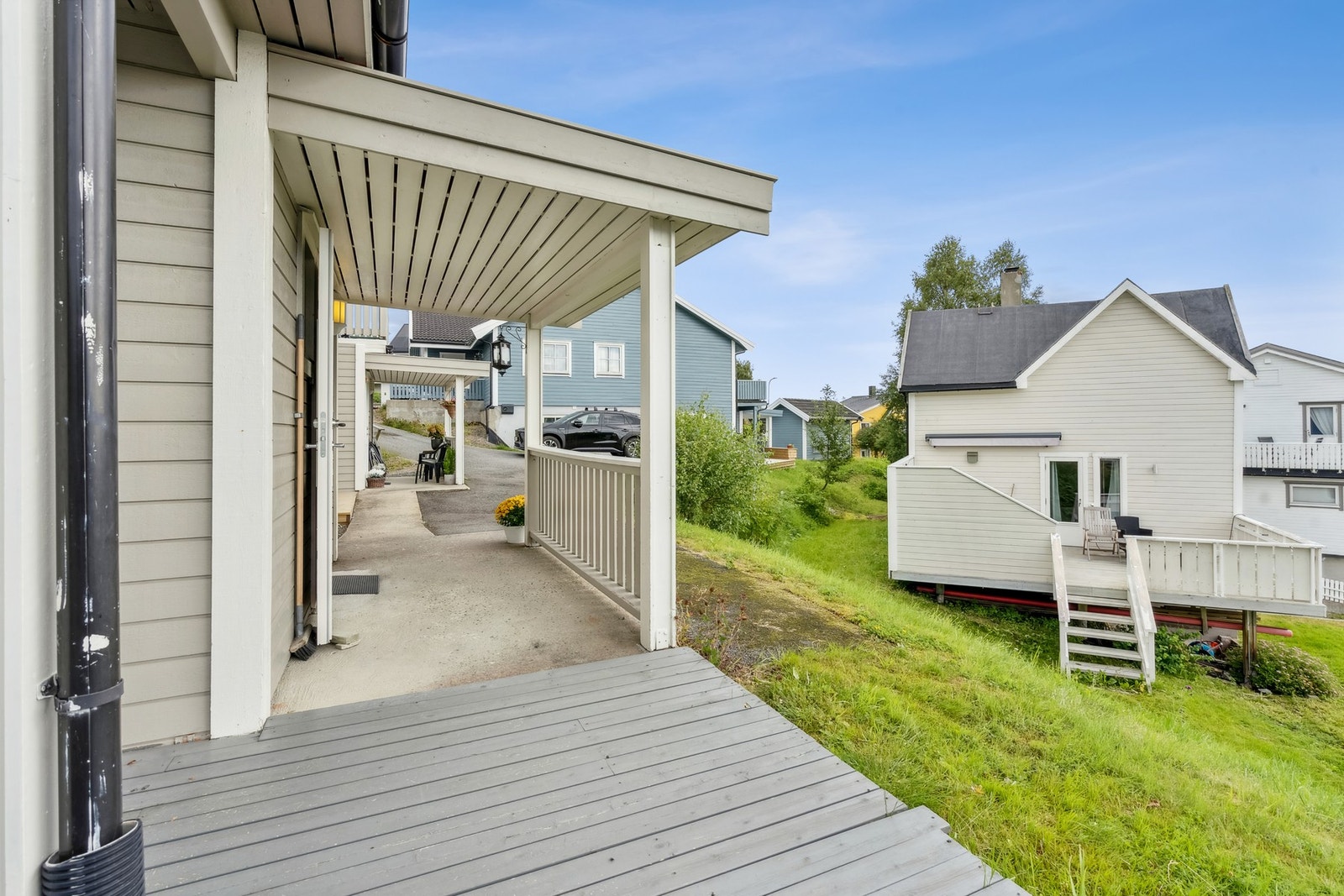 Utenfor inngangspartiet har du fine utearealer. Galleribilde