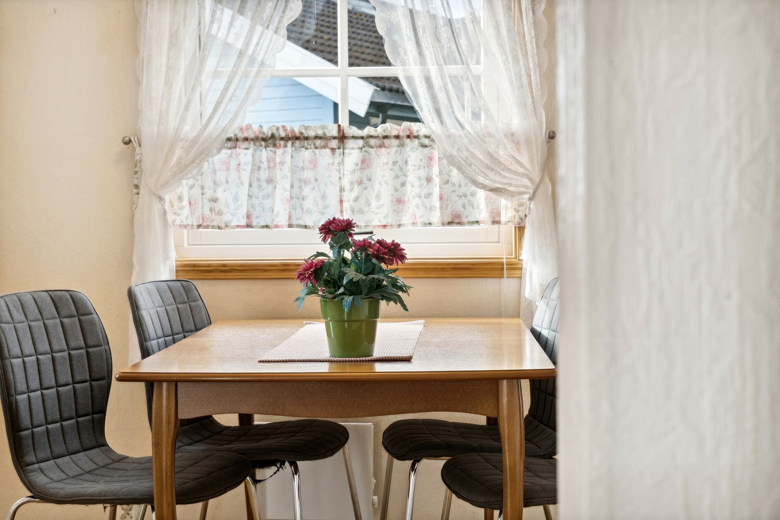 Spiseplass med vindu mot sør. Galleribilde
