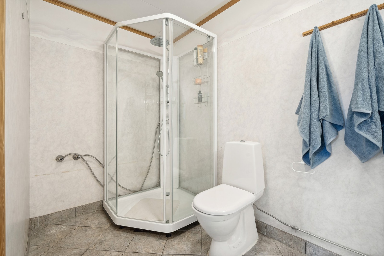 Stort dusjkabinett på badet. Galleribilde