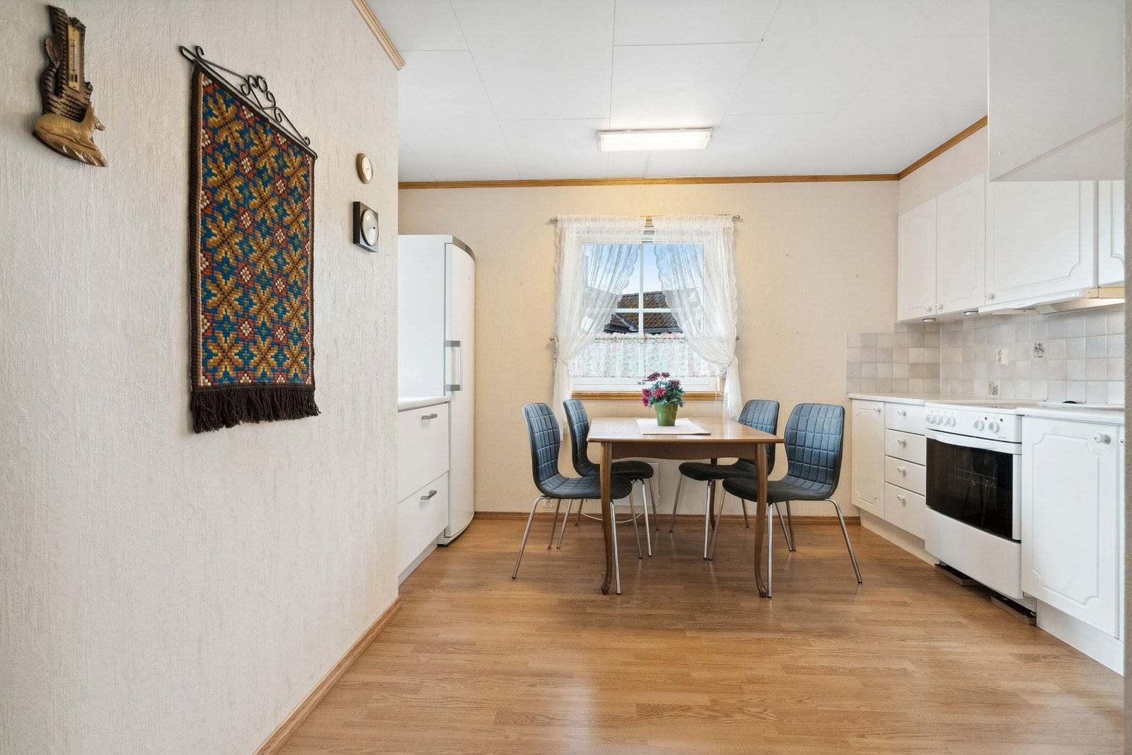 Deilig med vinduer på kjøkkenet som gir lys i rommet. Galleribilde