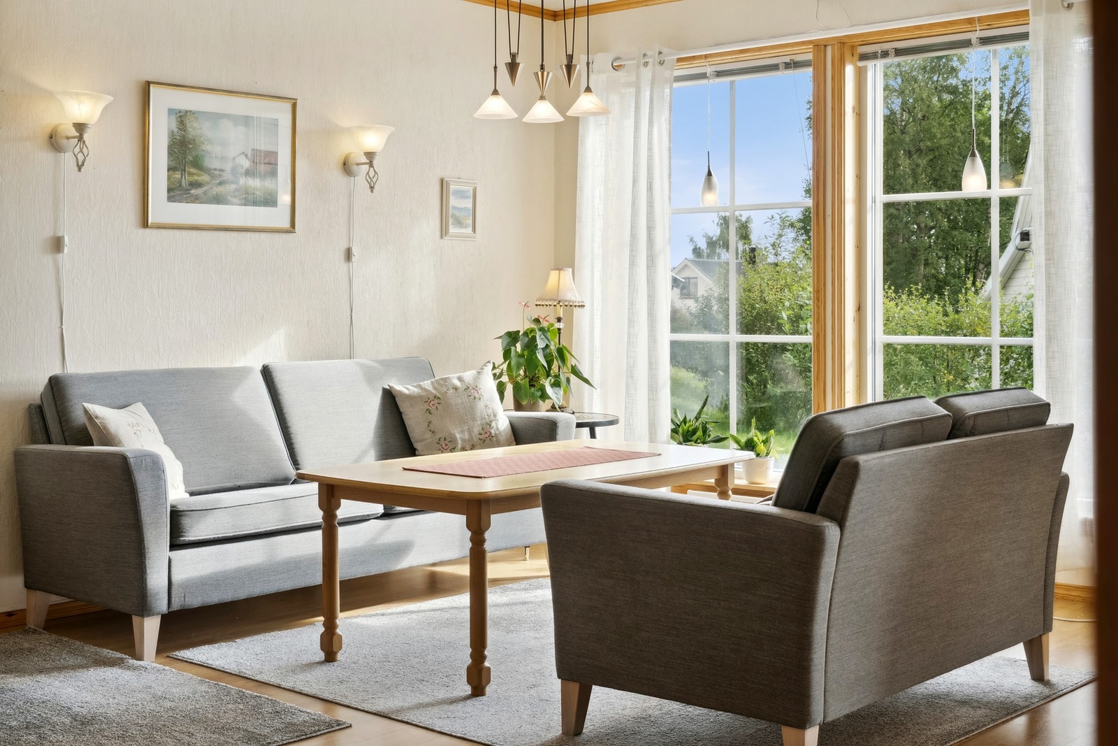 Flott stuedel med store vinduer. Galleribilde