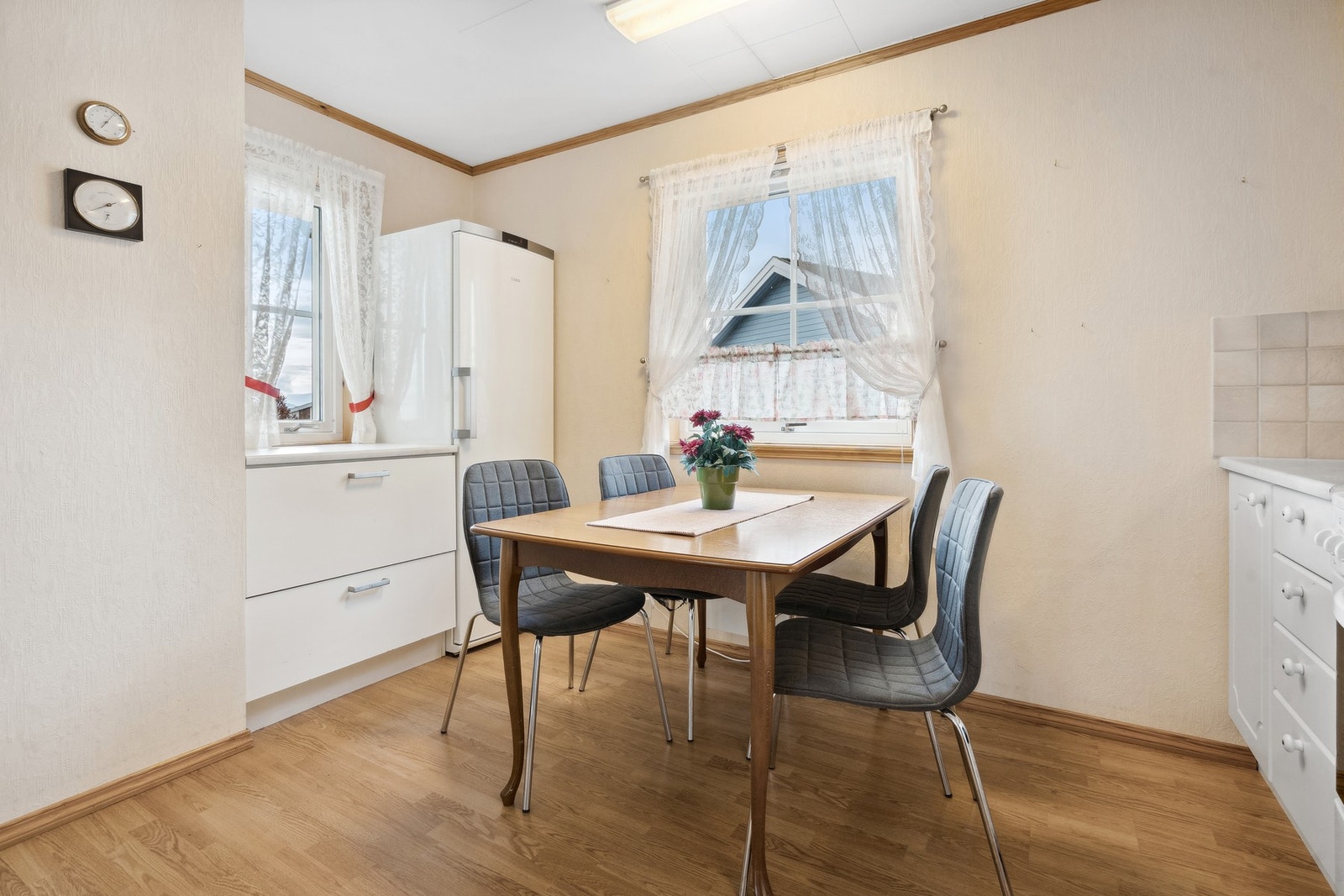 Det er en ekstra, praktisk arbeidsbenk under vinduet mot øst. Galleribilde