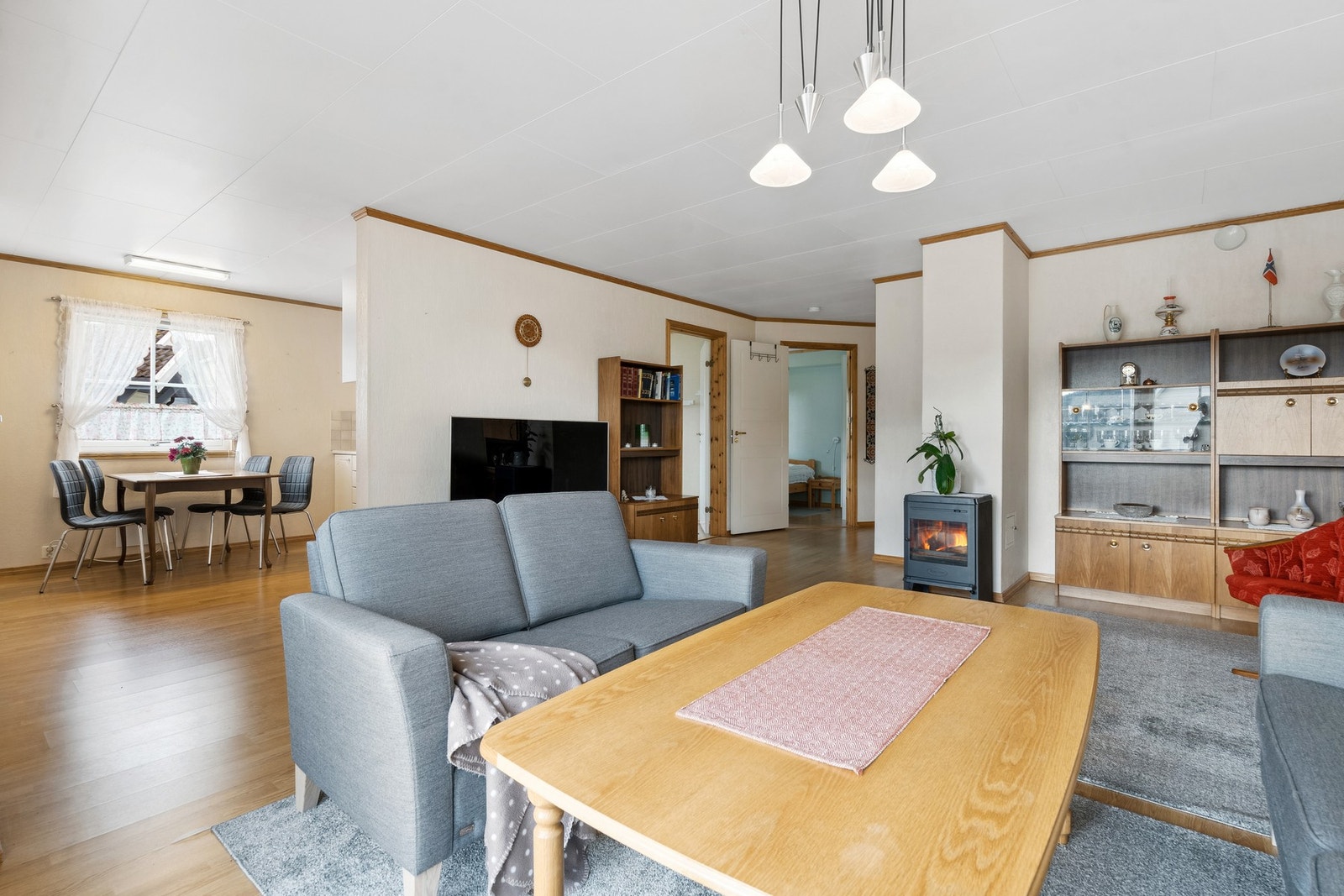 Stua har ildsted for lun og god varme. Galleribilde