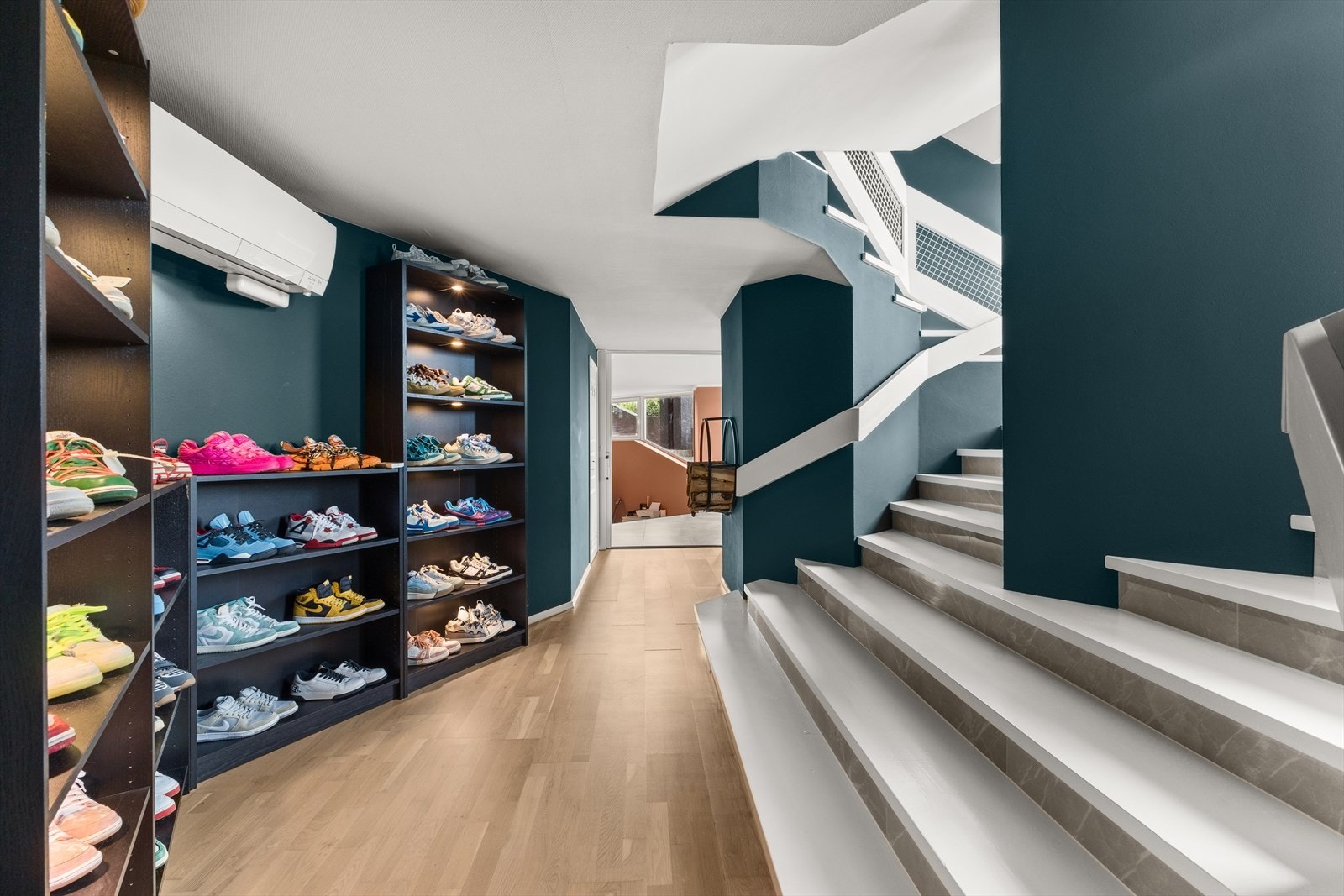 Trappegang til u.etg. Montert varmepumpe. Galleribilde