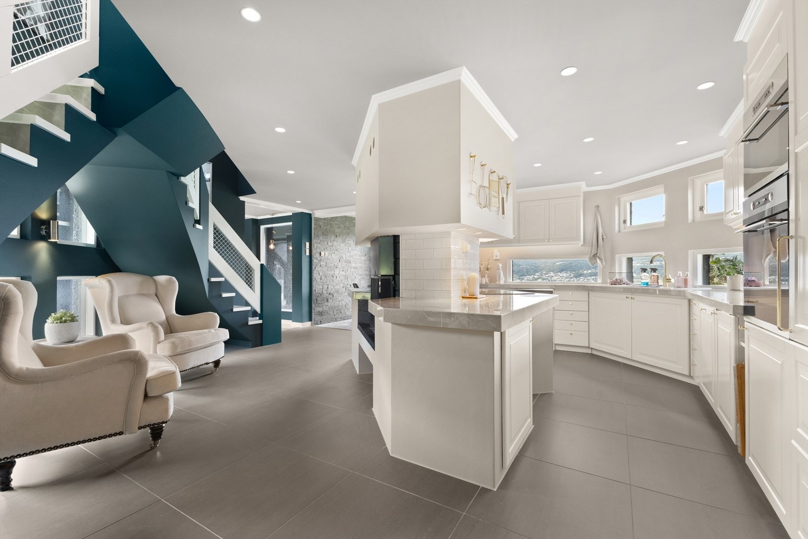 Stort kjøkken med meget god skap- og benkeplass Galleribilde