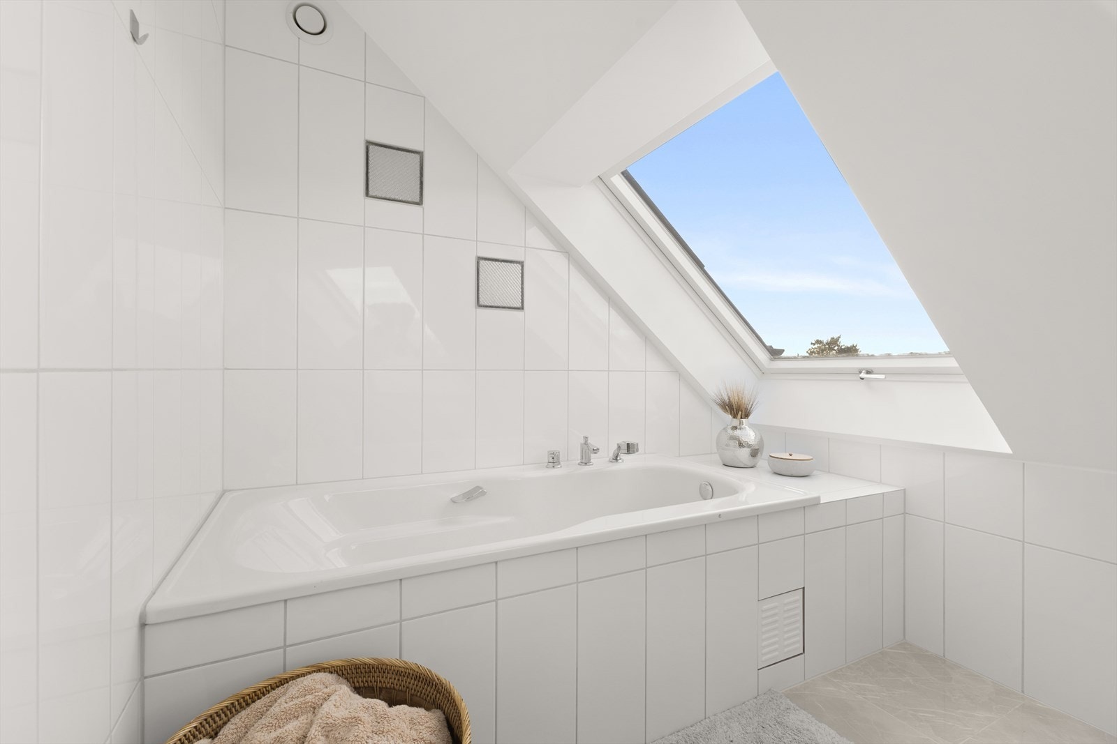 Badekar med takvindu Galleribilde