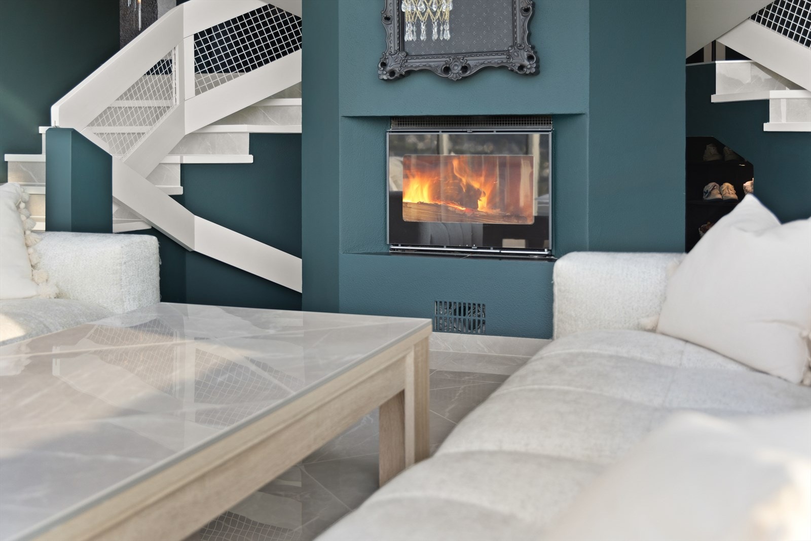 Stuen er malt i moderne farger, flotte fliser på gulv. Innsats med peisovn montert i stuen. Galleribilde