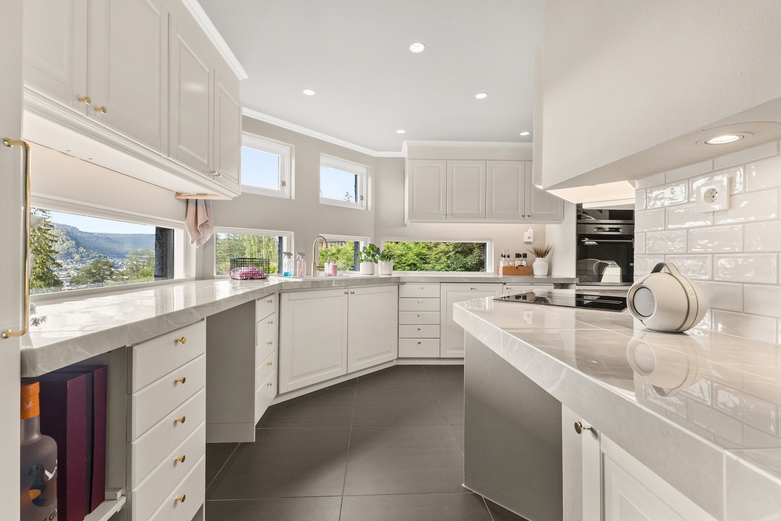 Kjøkkenet er tidløst og meget funksjonelt Galleribilde