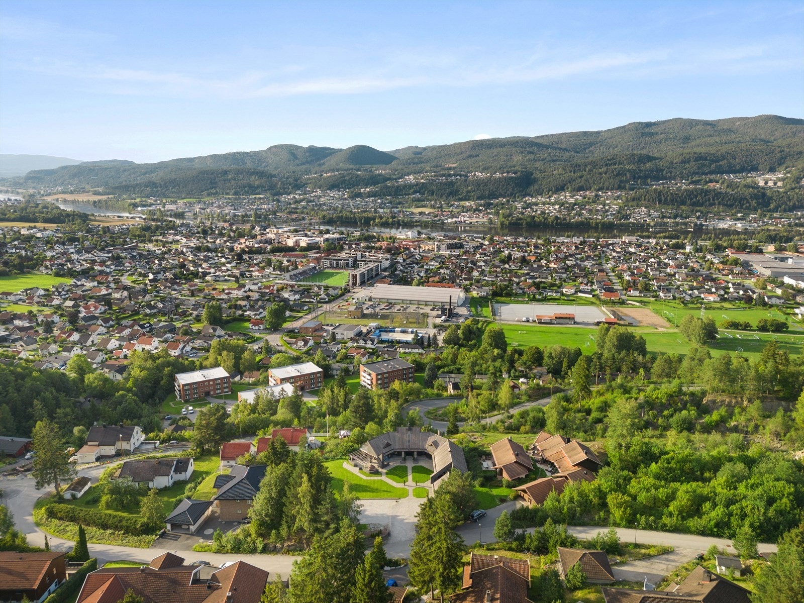 Meget attraktivt og barnevennlig i boligstrøk uten gjennomgangstrafikk Galleribilde