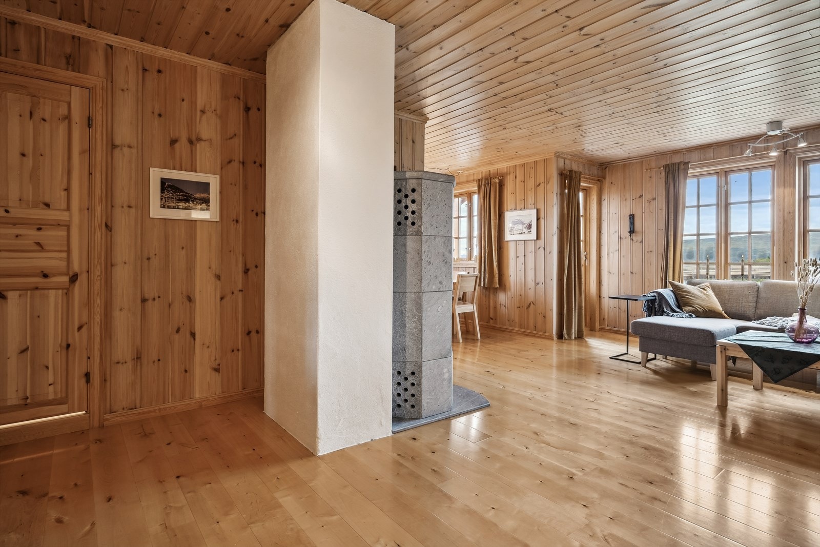 Fra gang mot stue. Galleribilde