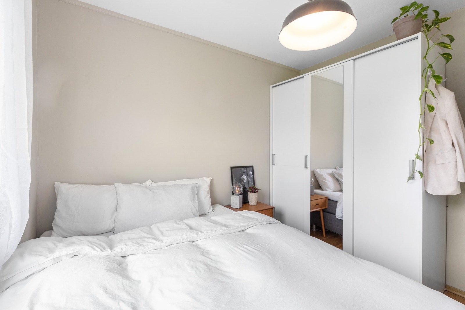 Plass til dobbeltseng med garderobe. Galleribilde