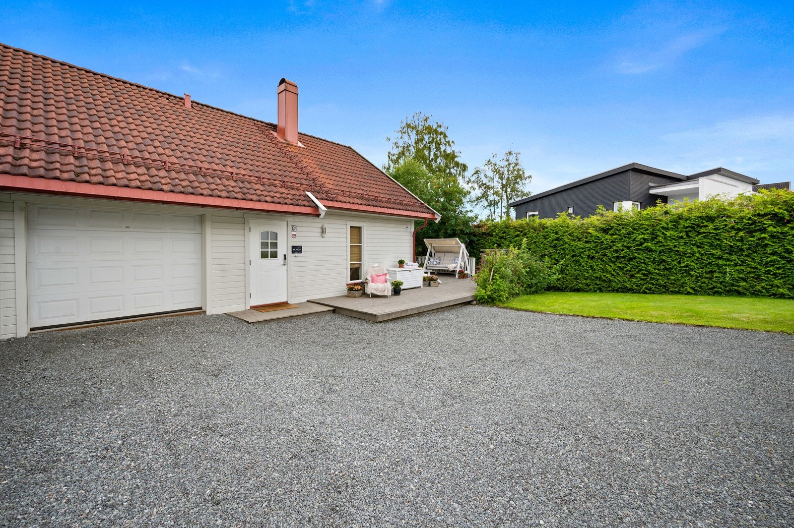 Gardsplass. Garasje med lader til elbil Galleribilde