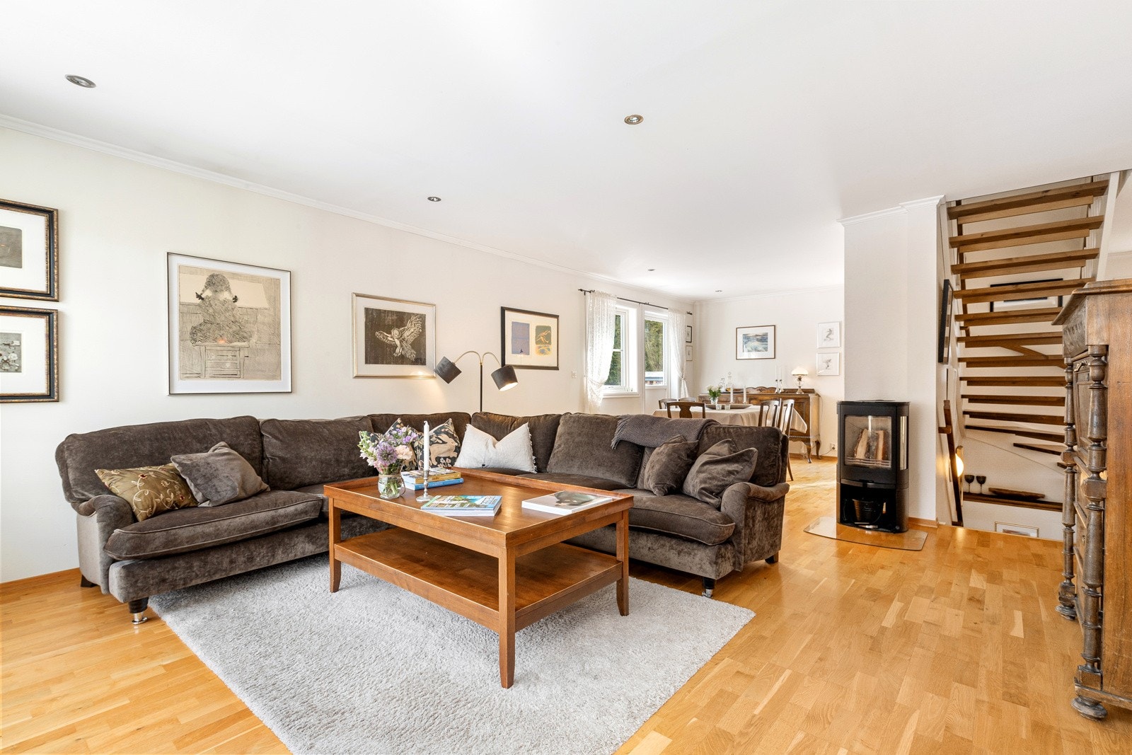Her har du god plass til en hyggelig sofagruppe. Galleribilde