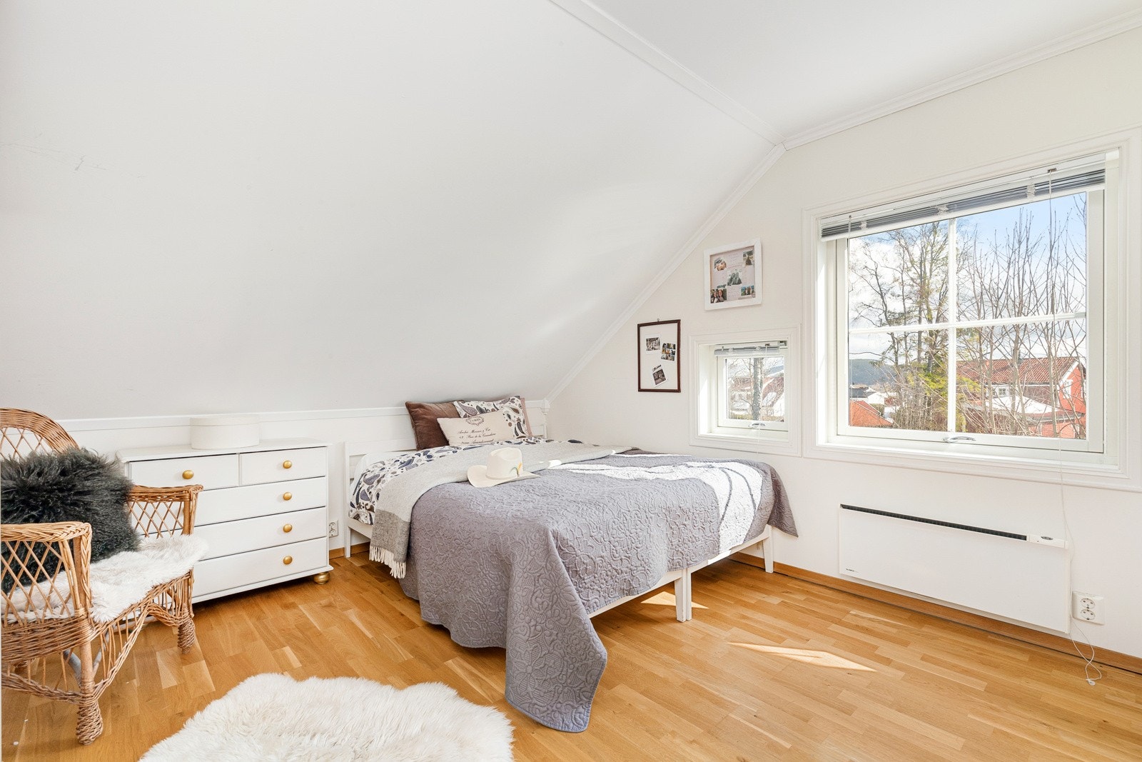 Soverom i 2. etasje har god plass til dobbeltseng og skrivebord. Galleribilde