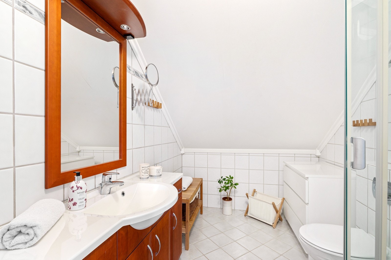 Bad i 2. etasje med dusj og vegghengt wc. Galleribilde