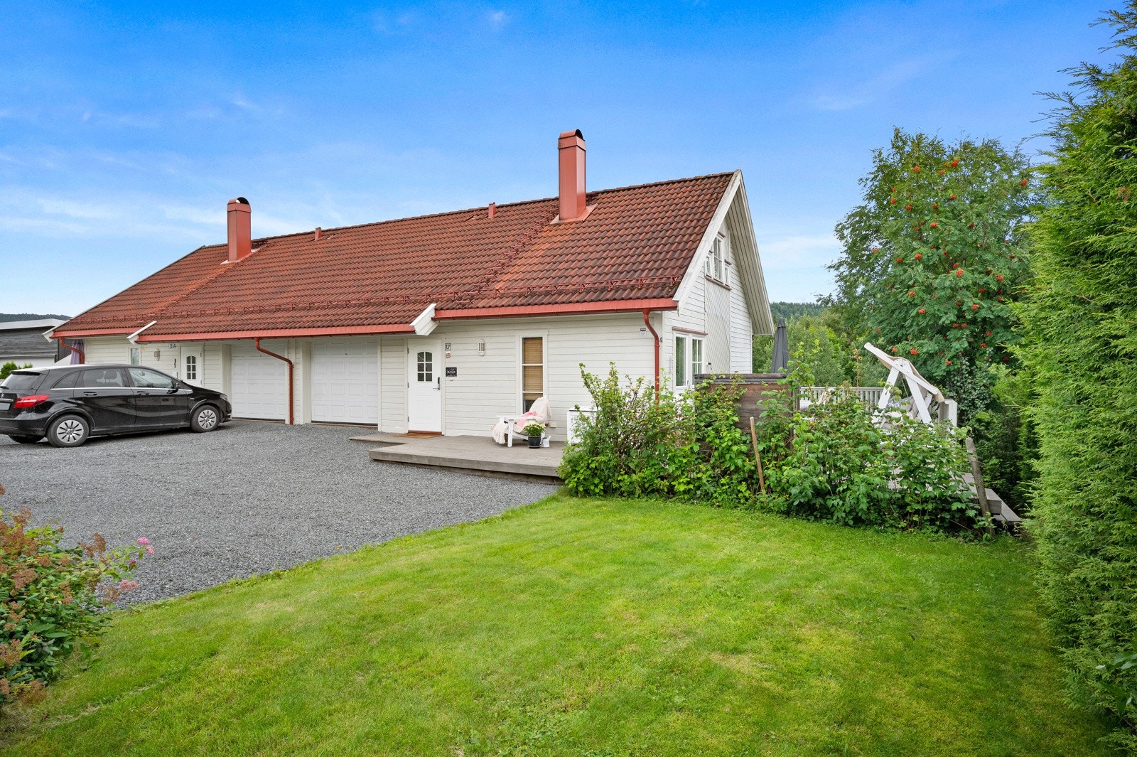 Gårdsplass og plen. Her er det littvint å bo ! Galleribilde