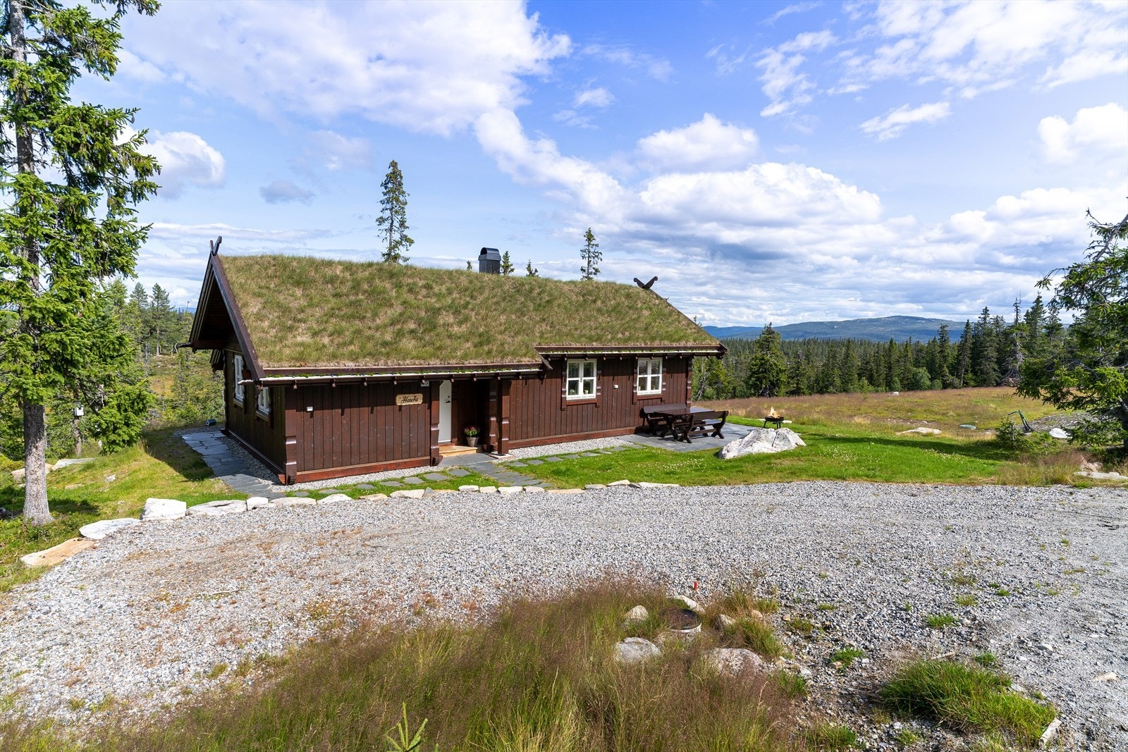 Godt med parkeringsmuligheter på tomta. Galleribilde
