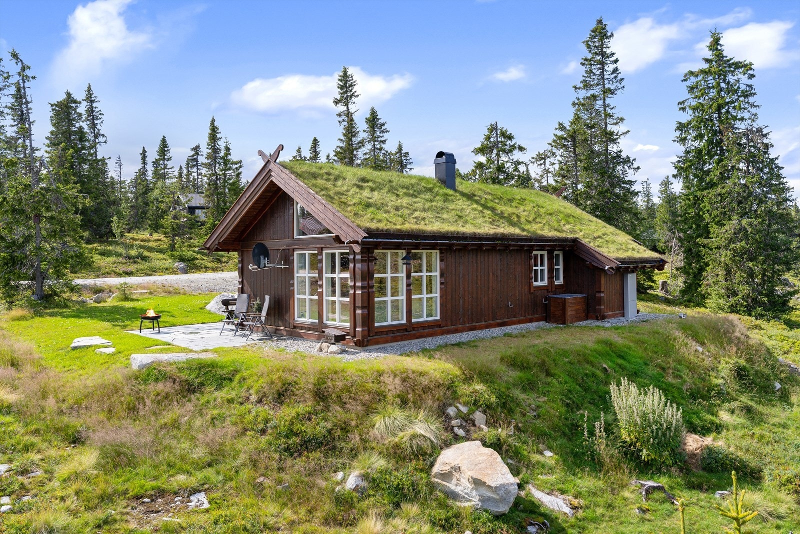 Koselig uteplass med plass til sittegruppe og grillstasjon. Galleribilde