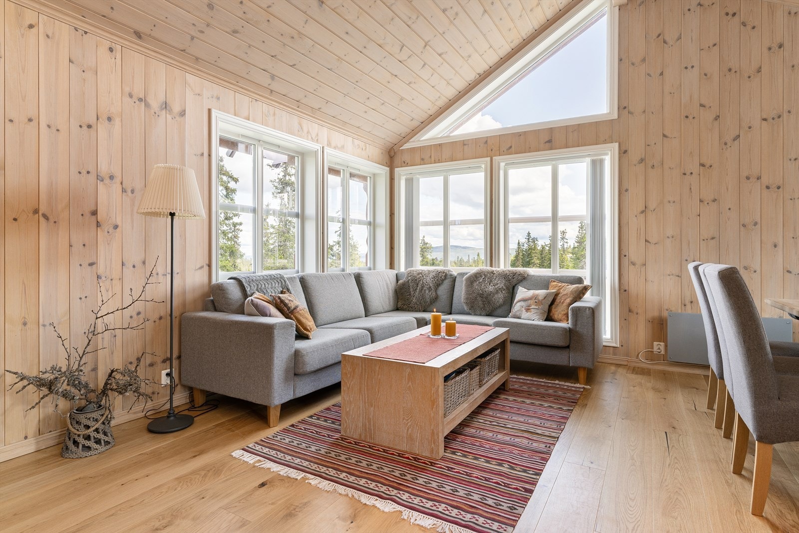 Åpen stue og kjøkkenløsning med plass til både sittegruppe og spisegruppe. Galleribilde
