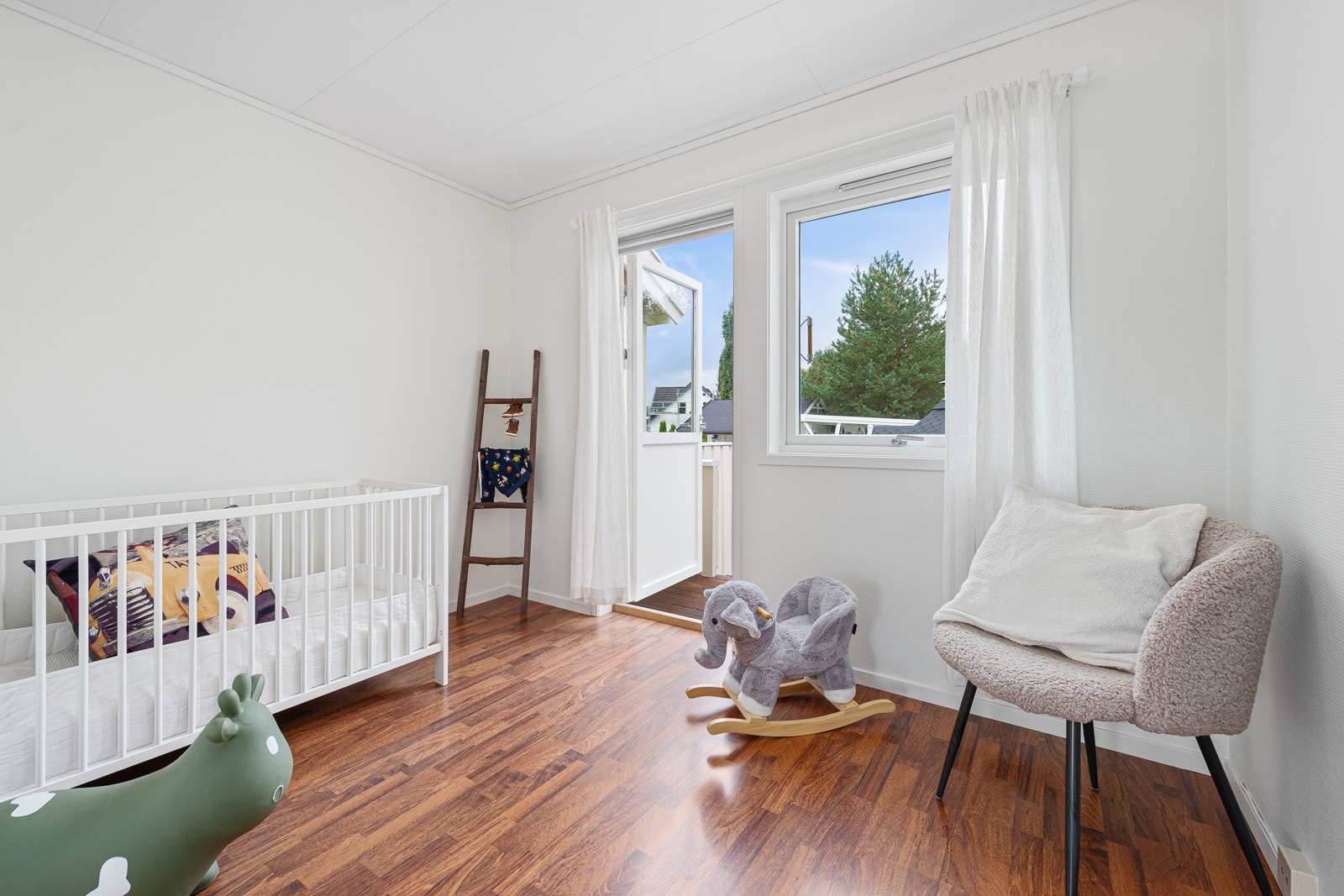 Utgang fra soverommet til nordvent balkong og markterrasse. Galleribilde