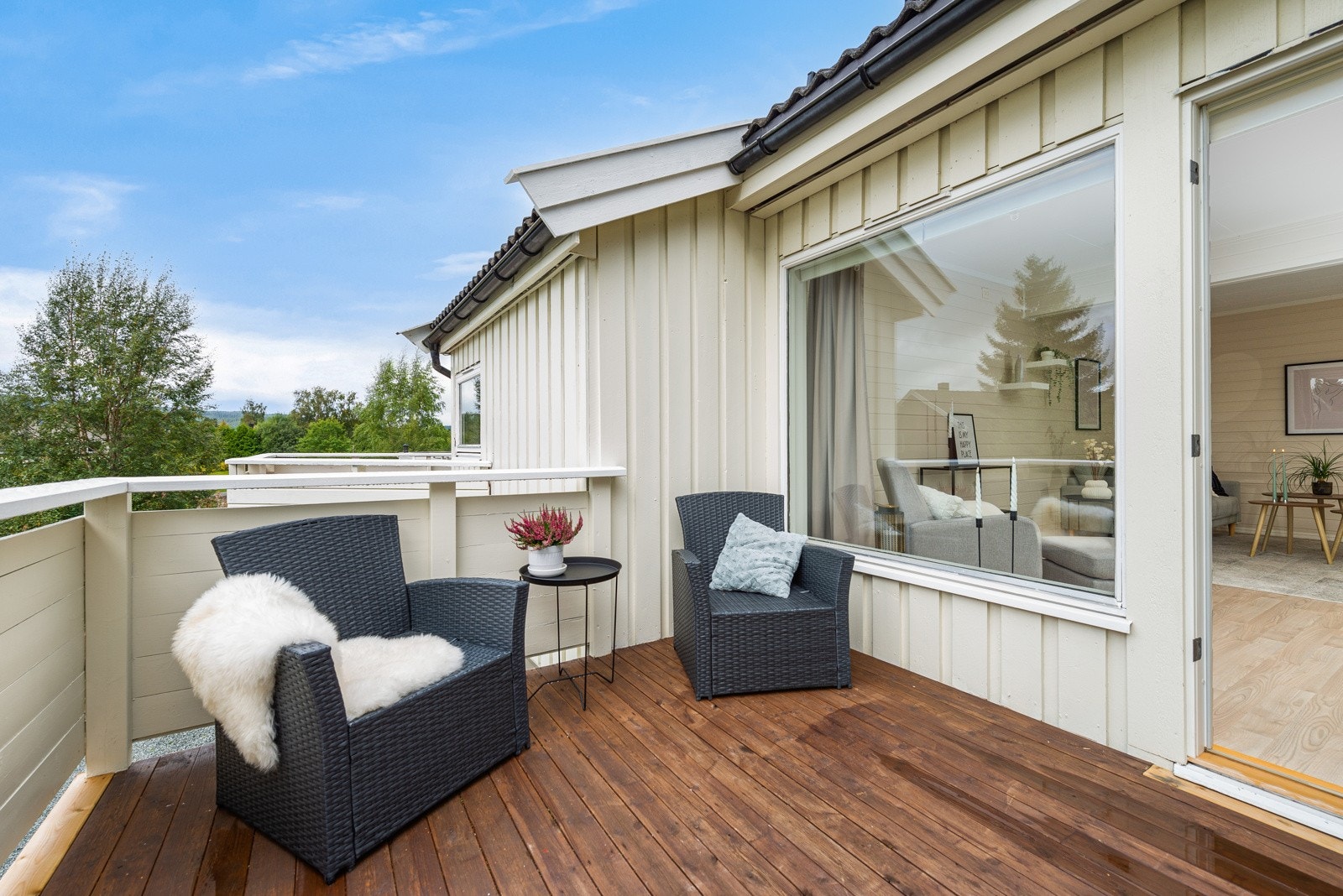 God plass til sittegruppe på balkongen. Galleribilde