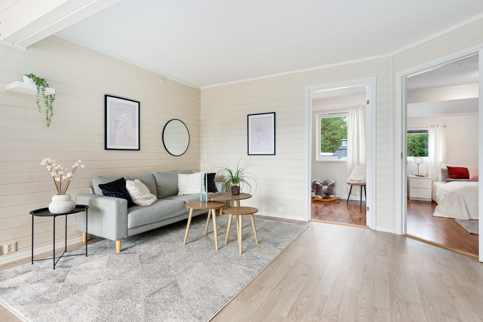 De store vindusflatene bidrar godt med lys til stuen i 1.etasje. Galleribilde