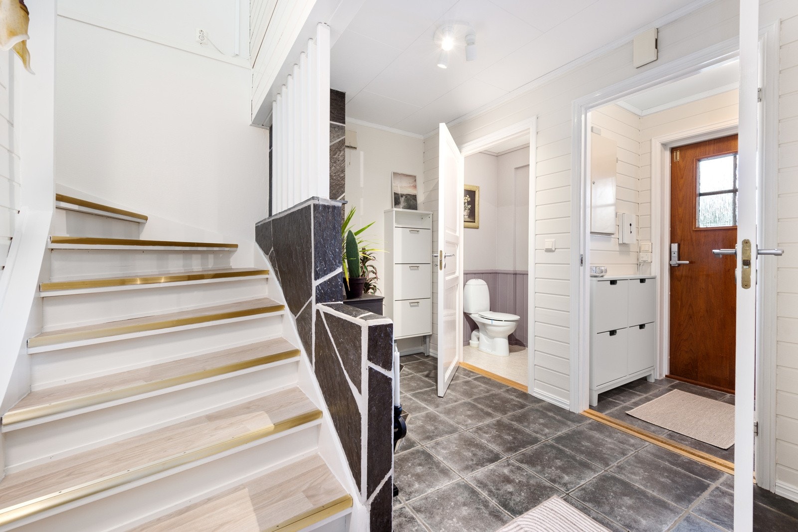 Boligen har en romslig entré, med utgang til sørvendt markterrasse målt til ca. 12m². Galleribilde