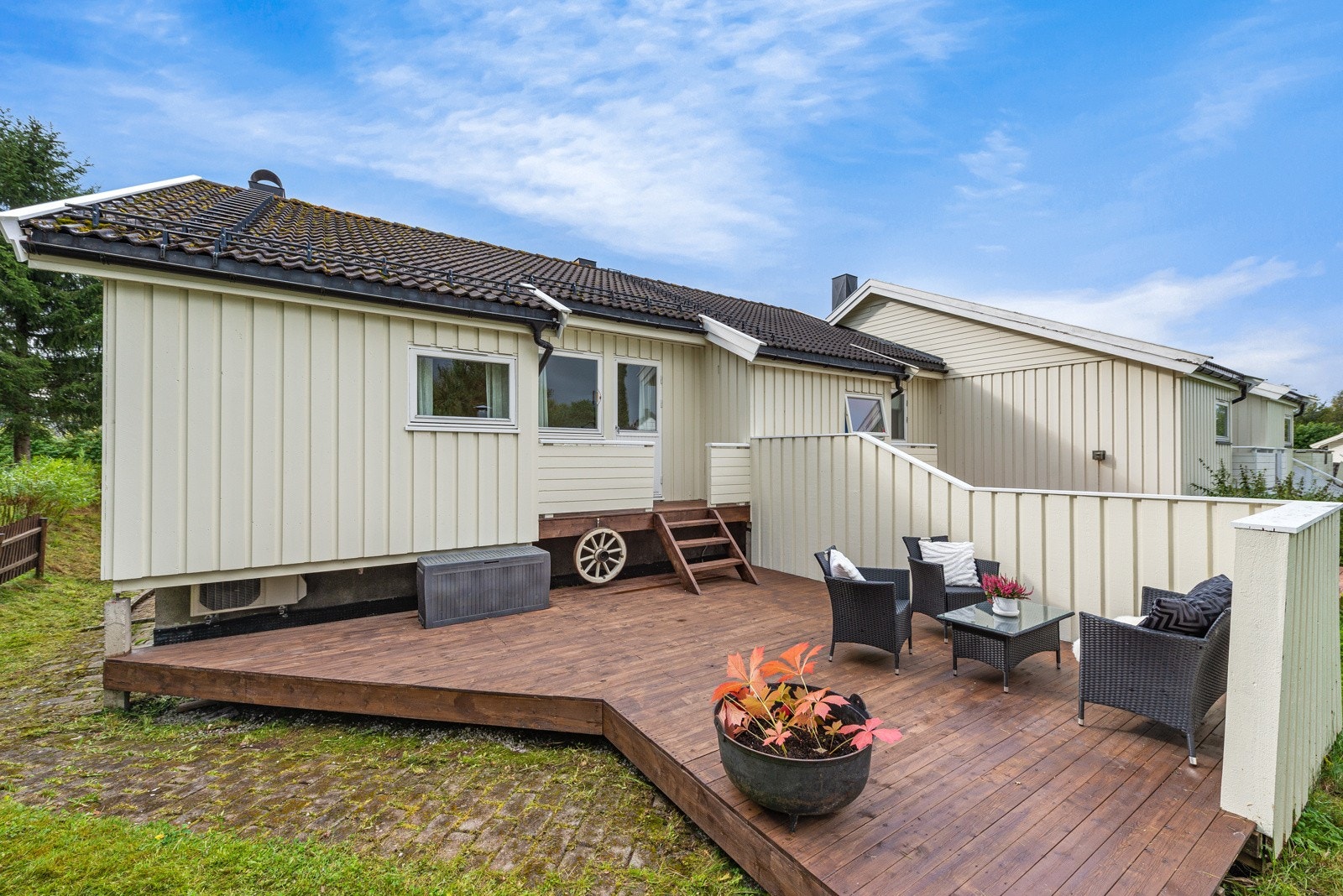 Boligen disponerer i tillegg en nordvendt markterrasse på hele ca. 24 m². Galleribilde