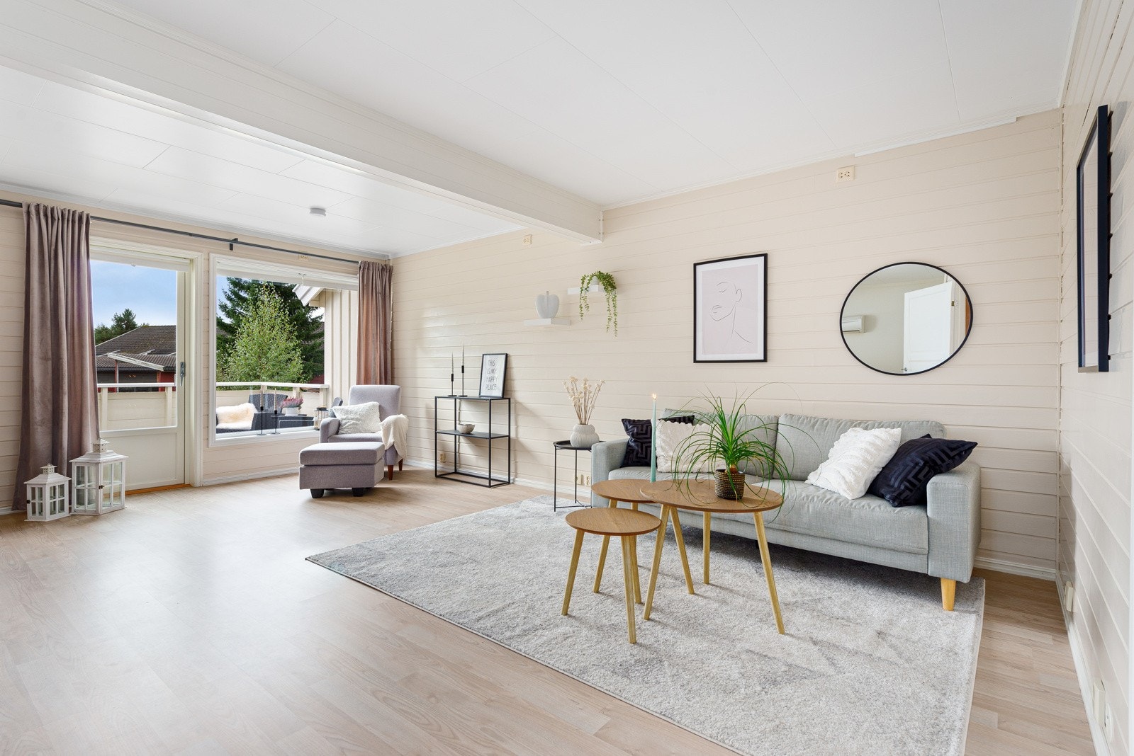 Romslig stue i boligens 1.etasje på 26m². Galleribilde