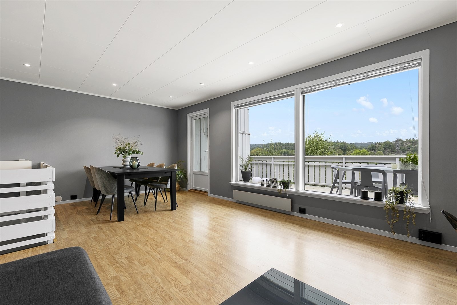 På hovedplan har du vindfang, stue, kjøkken og soverom. Galleribilde