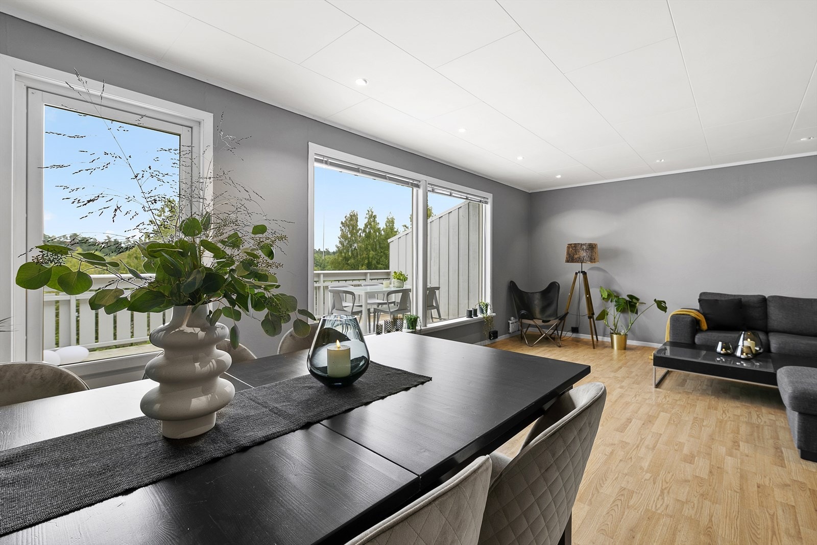 Stuen fremstår koselig med god plass til både sofamøblement og en stor spisestue. Galleribilde