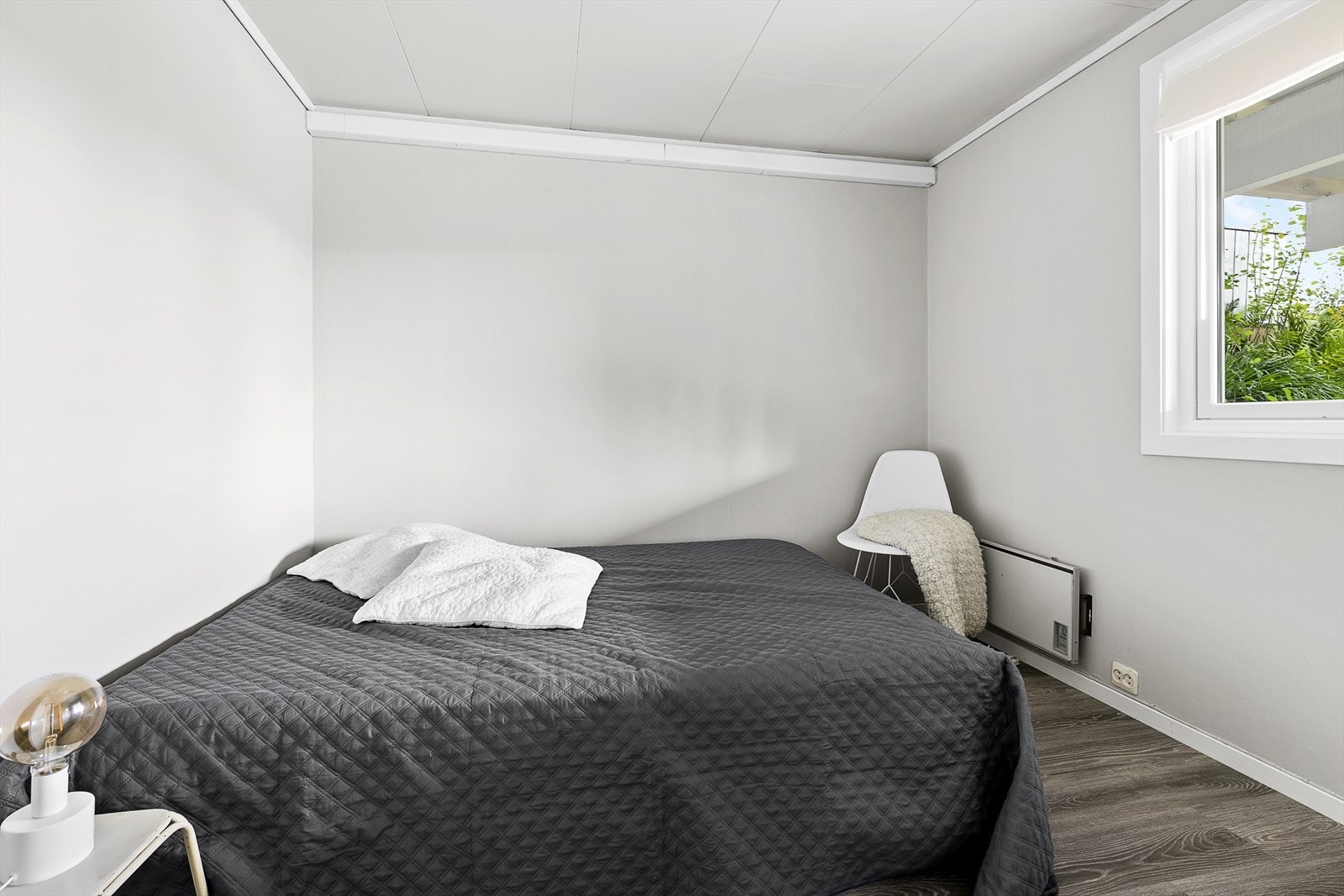 Det ene soverommet er pusset opp med nytt gulv og vegger er malt opp. Galleribilde