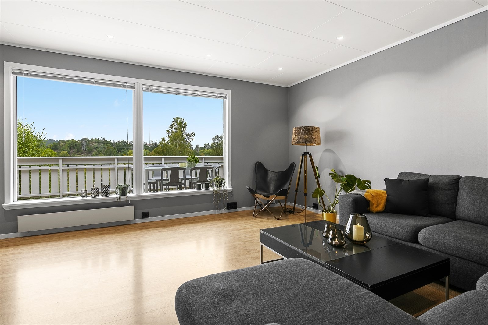 Stuen er lysmalt med laminat på gulv og har utgang til veranda med sen kveldssol. Galleribilde