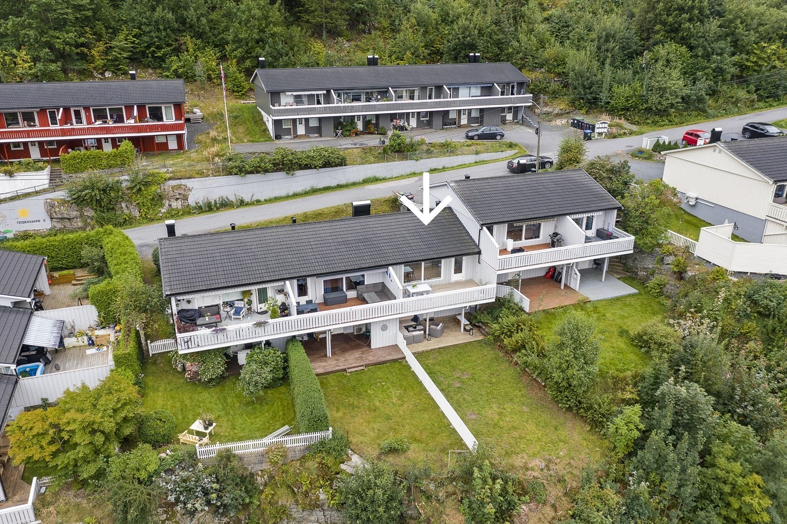 Velkommen til Linneaveien 4C - en praktisk og fin rekkehusleilighet med to uteplasser og sen kveldssol sommerstid. Galleribilde