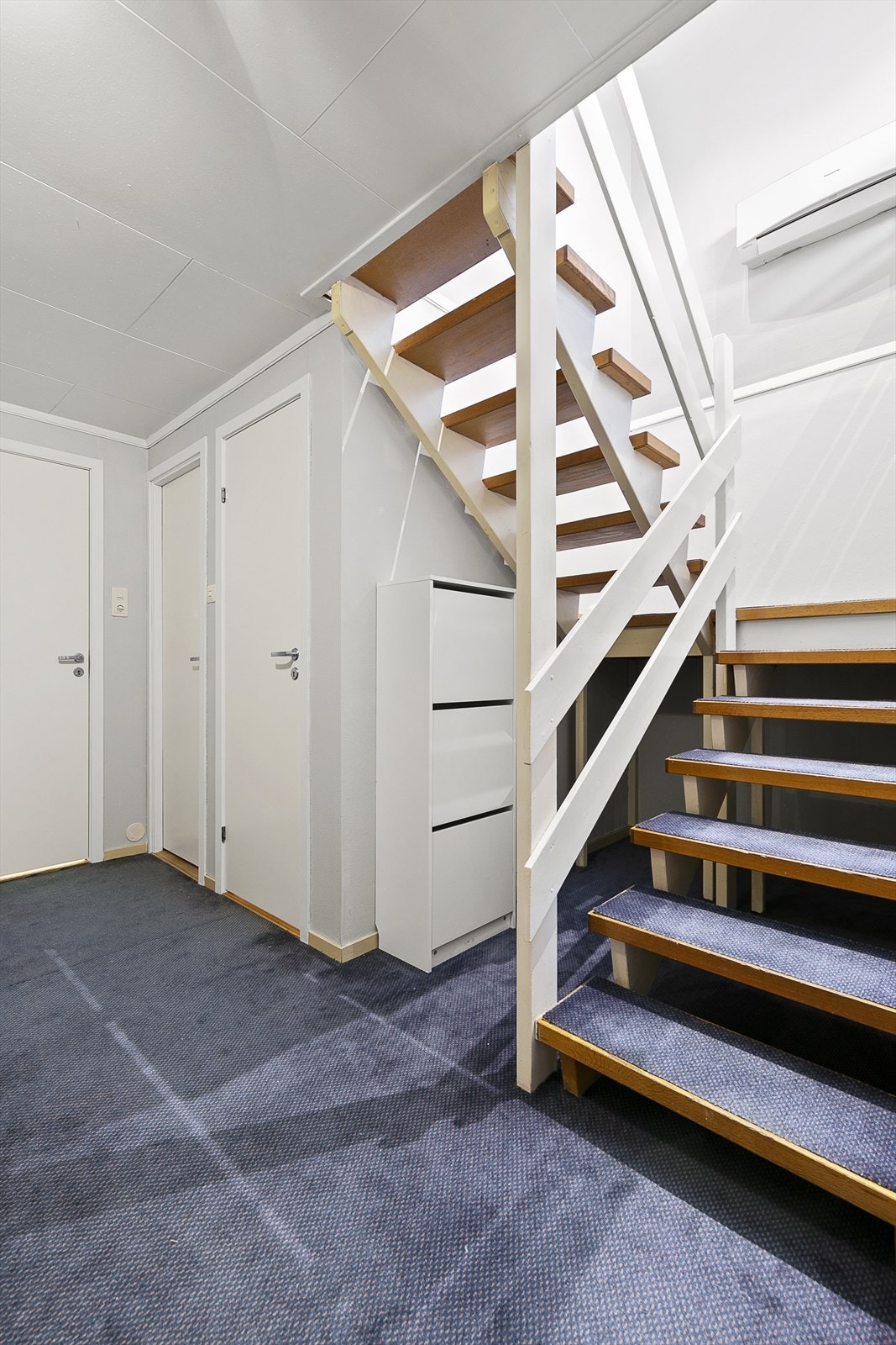 I leilighetens underetasje er det 2 soverom, bad, toalettrom, gang med vedovn, 3 bodrom og ett lite kott. Galleribilde