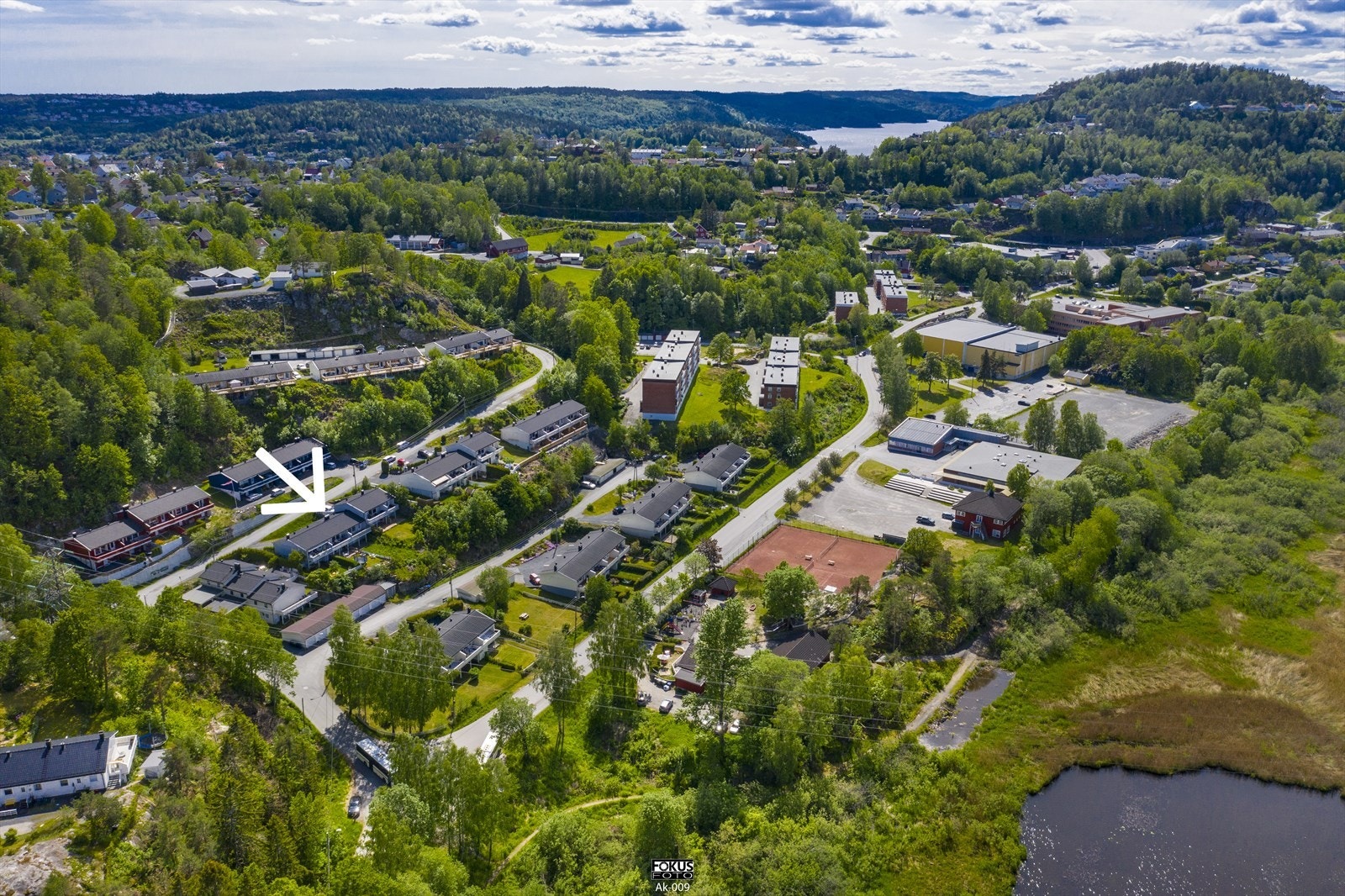 Her er det stille og rolig, perfekt for barnefamilier som ønsker å bo i trygge omgivelser med lite trafikk og fine lekeområder. Galleribilde