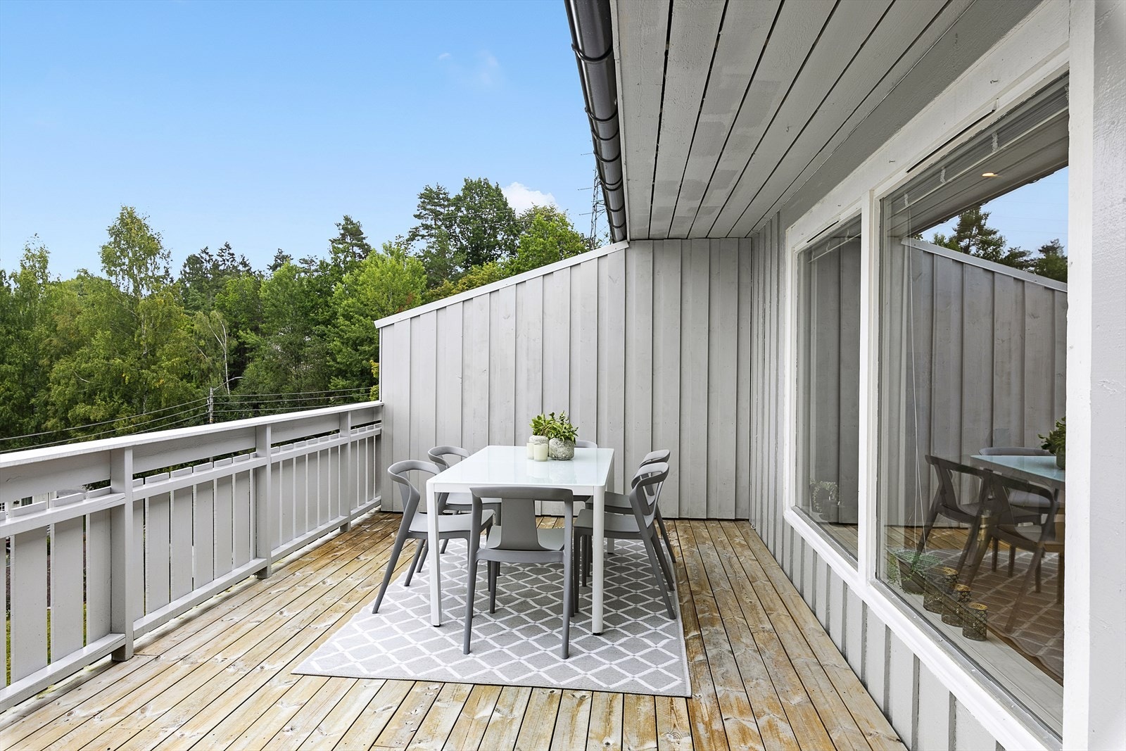 Leiligheten har en stor veranda med direkte utgang fra stuen. Her har du sen kveldssol sommerstid. Galleribilde