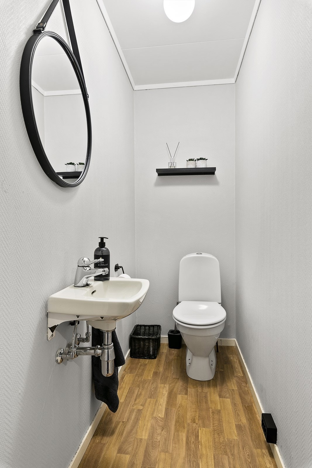 Separat toalettrom har wc og håndvask. Galleribilde