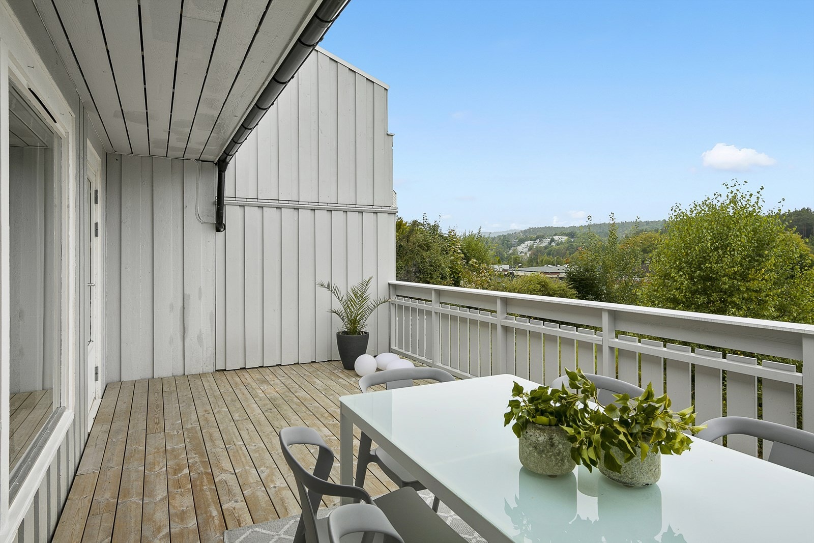 Egen, usjenert veranda hvor du kan nyte solen til langt på kveld sommerstid. Galleribilde