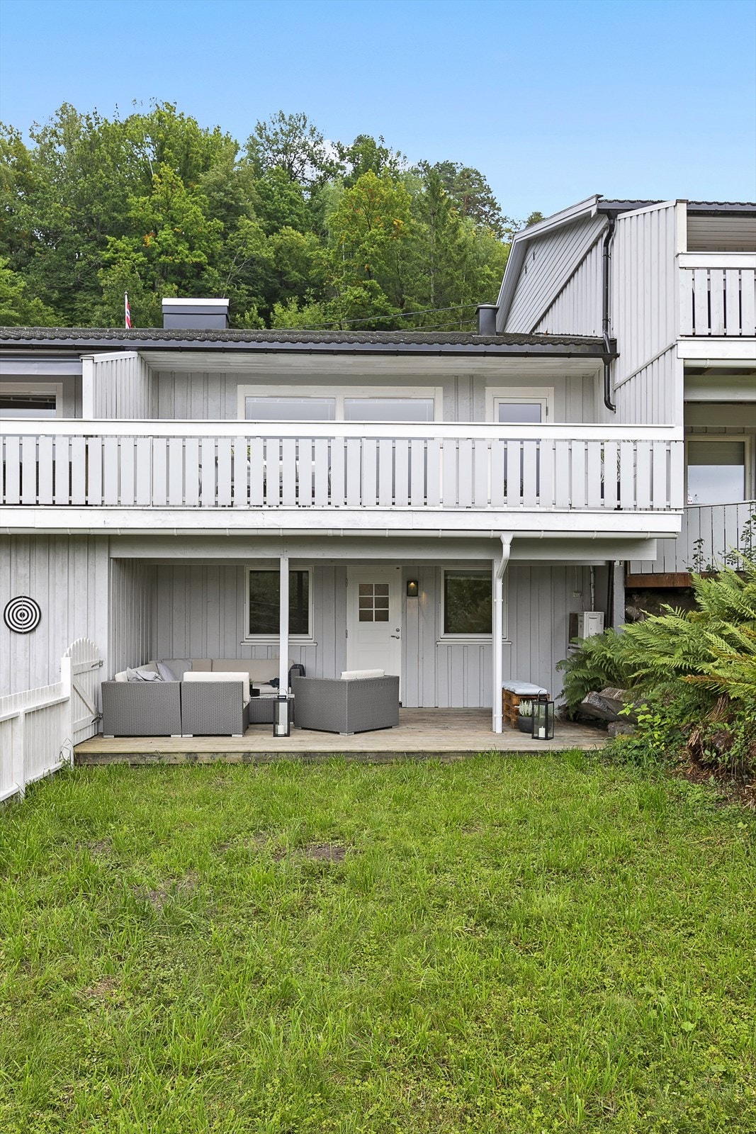 Verandaen var ny i 2019, og det er montert dråpestopp-plater under dekket. Begge uteplasser har kveldssol sommerstid. Galleribilde