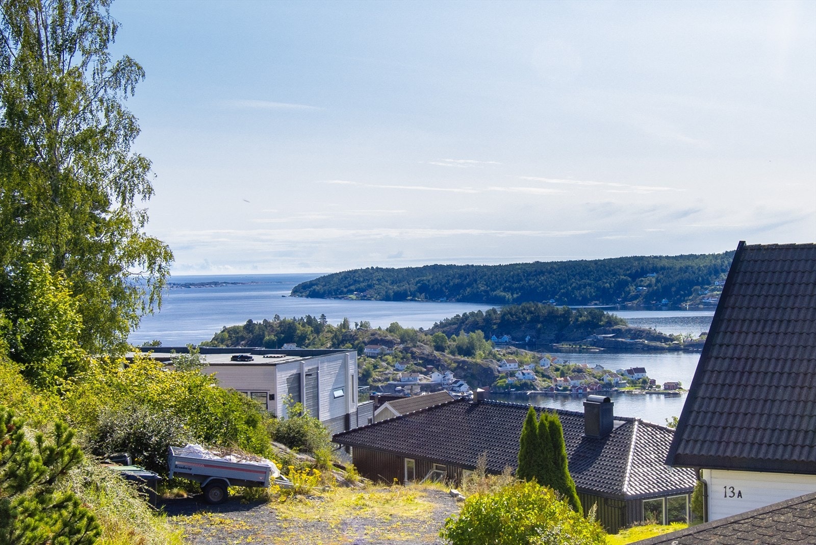 Eiendommen ligger attraktivt plassert med sjøutsikt mot innseilingen til Kragerø og utover Kilsfjorden. Galleribilde