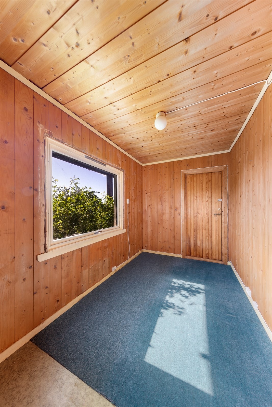 Gangen har utgang til boligens østside med trapp opp til boligens inngangsparti og garasje. Galleribilde