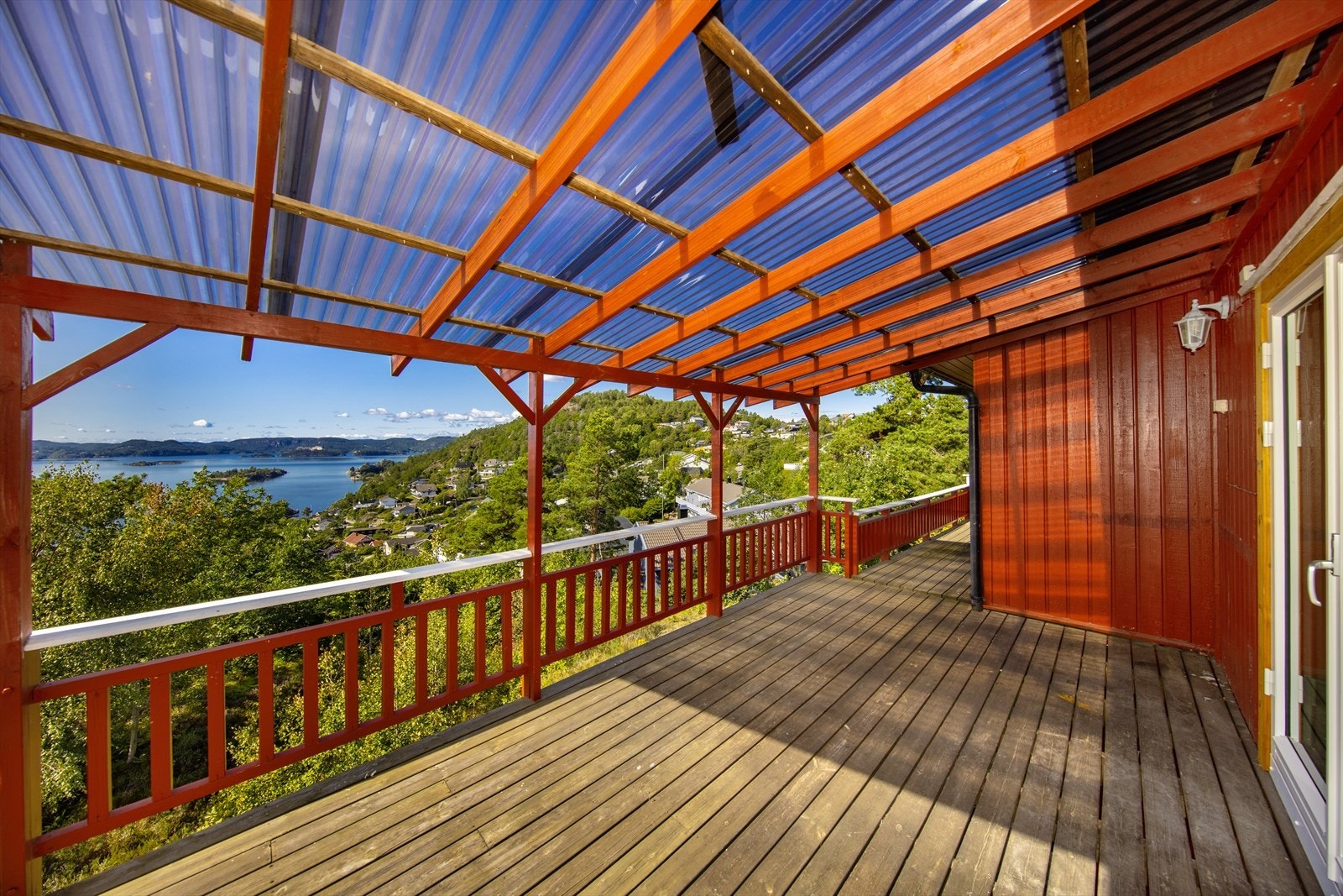 Vestvendt veranda med gode sol- og utsiktsforhold. Galleribilde