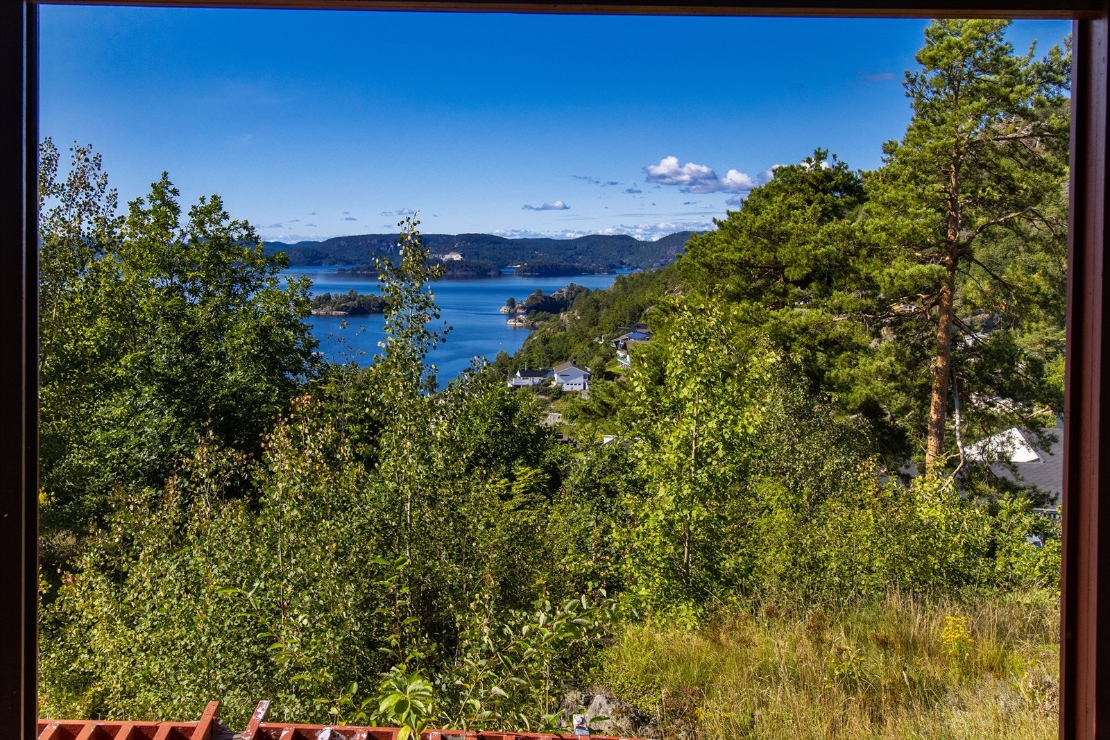 Fra stuen i underetasjen er det fin sjøutsikt til Kilsfjorden. Galleribilde