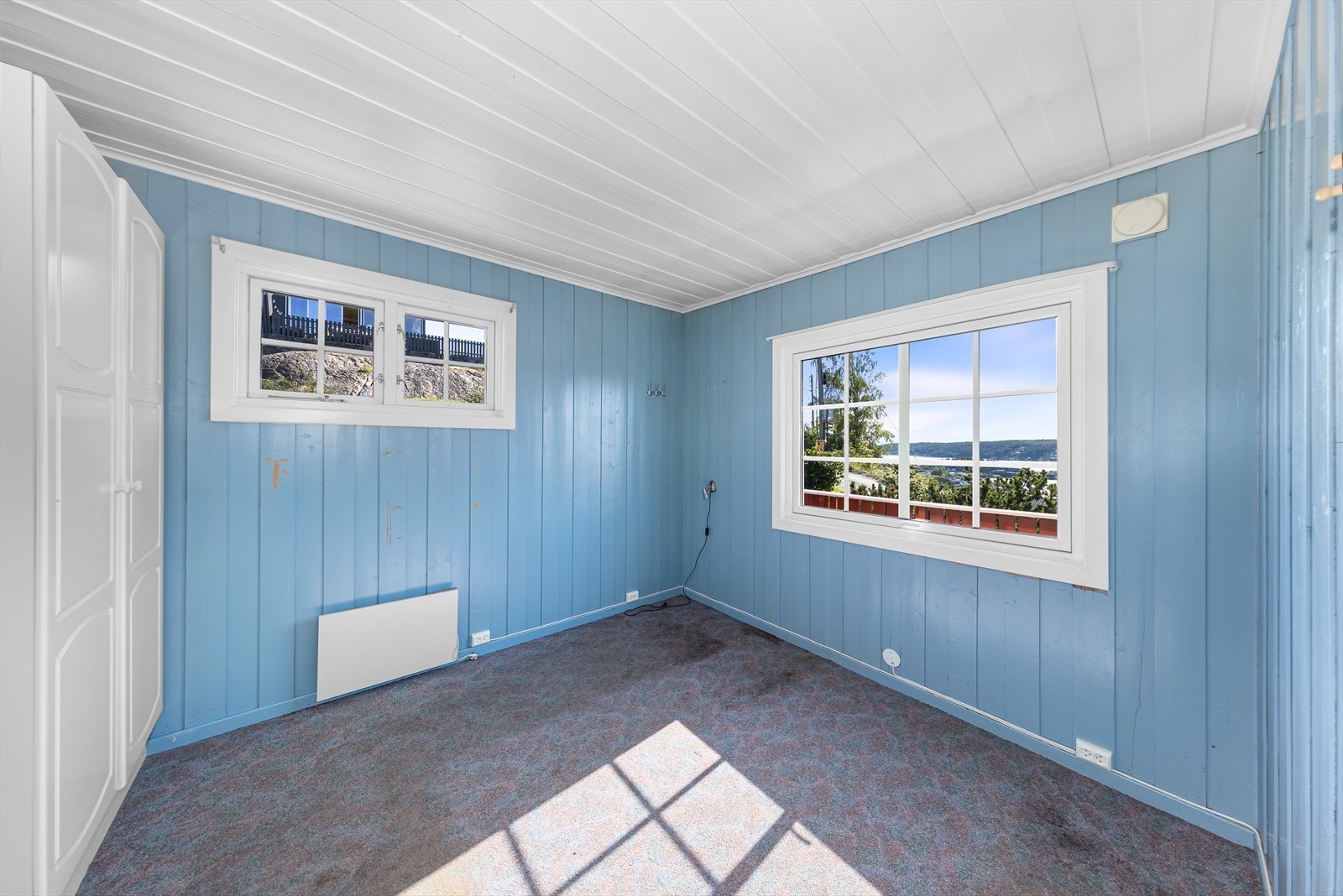 To av soverommene på hovedplan har fin utsikt mot innseilingen til Kragerø. Galleribilde