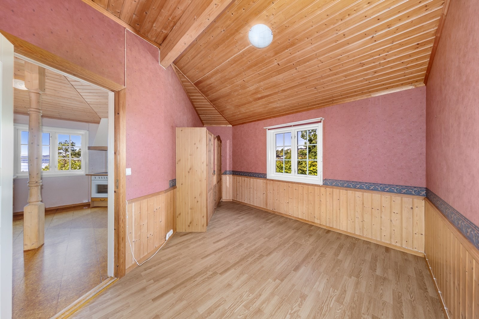 Dette soverommet ligger på innsiden av kjøkkenet og er en del av tilbygget som ble oppført i 1996. Også her er det god takhøyde. Galleribilde