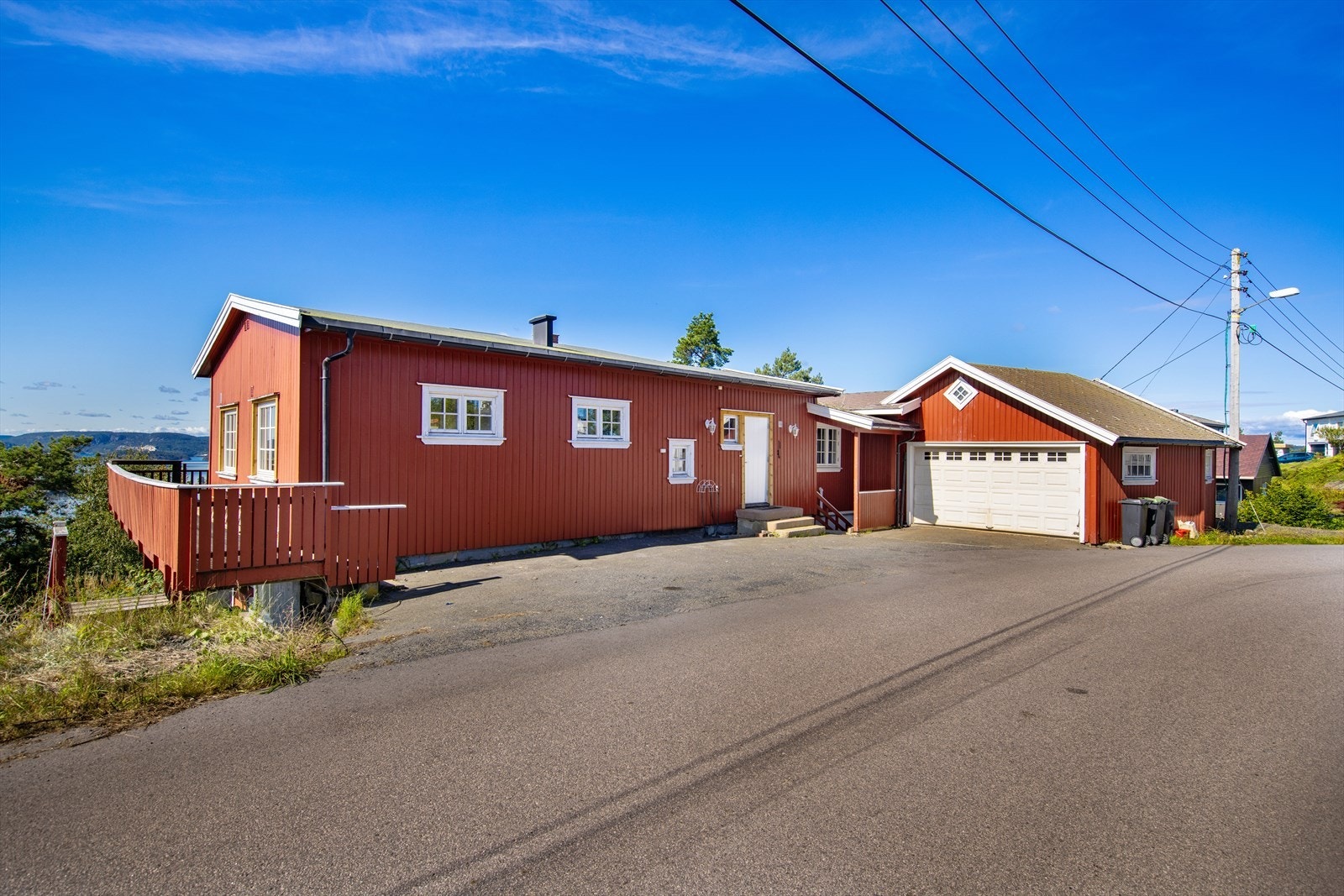Eiendommen består av en tomannsbolig over to plan, og en dobbel garasje som ligger i tilknytning til boligen. Galleribilde