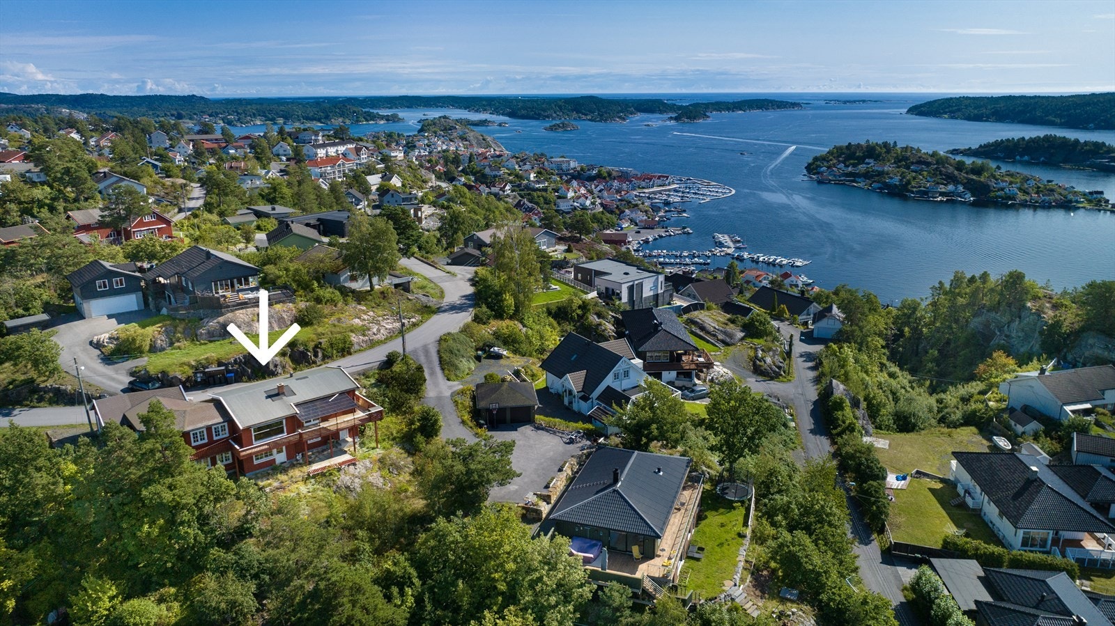 Eiendommen ligger i et populært og barnevennlig område, og fra eiendommen er det 3 minutters gange til fin lekeplass med ballbinge og lekeapparater. Rørvik preges av fred og ro, og nærhet til naturen. Galleribilde