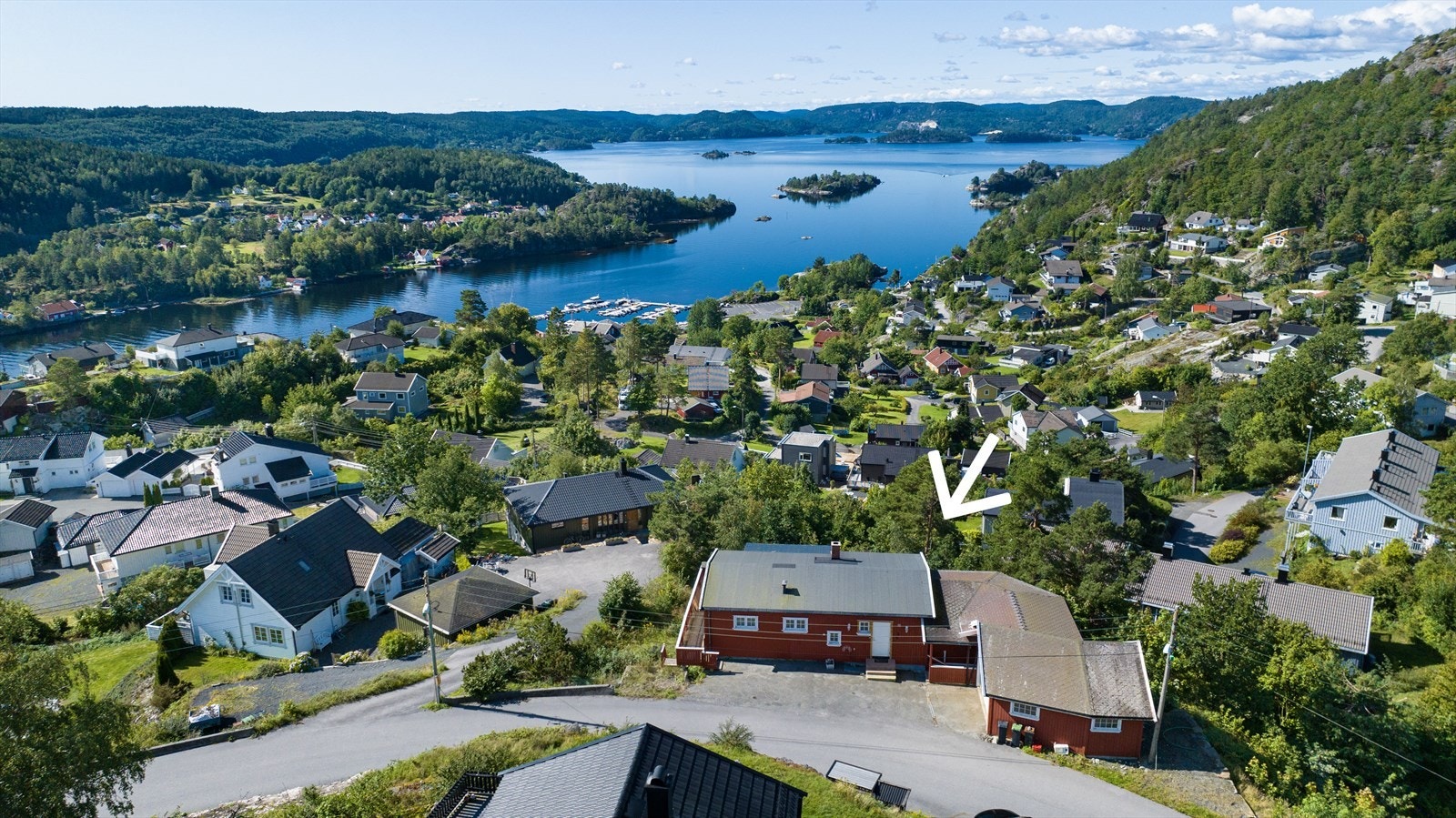 Store Ringvei 15A er en av eiendommene som ligger på "solsiden" av Rørvik, med sol fra morgen til kveld sommerstid. Galleribilde