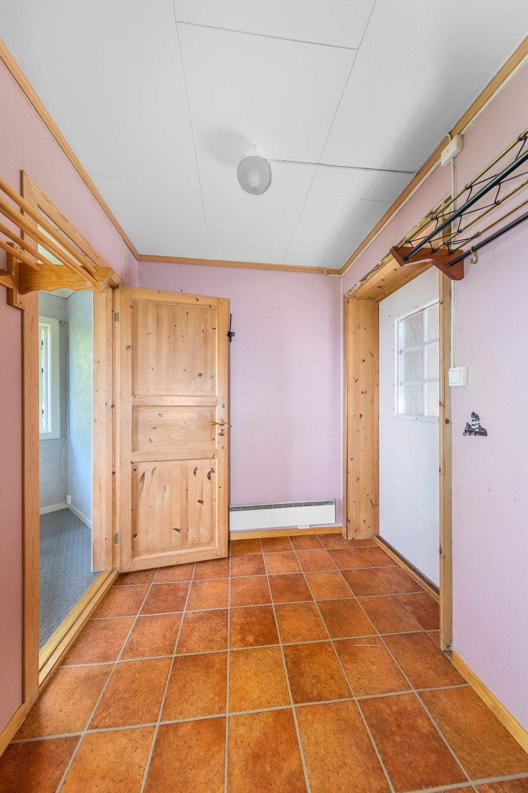 Gangen i underetasjen har utgang til boligens østside med trapp opp til boligens inngangsparti og garasje. Galleribilde